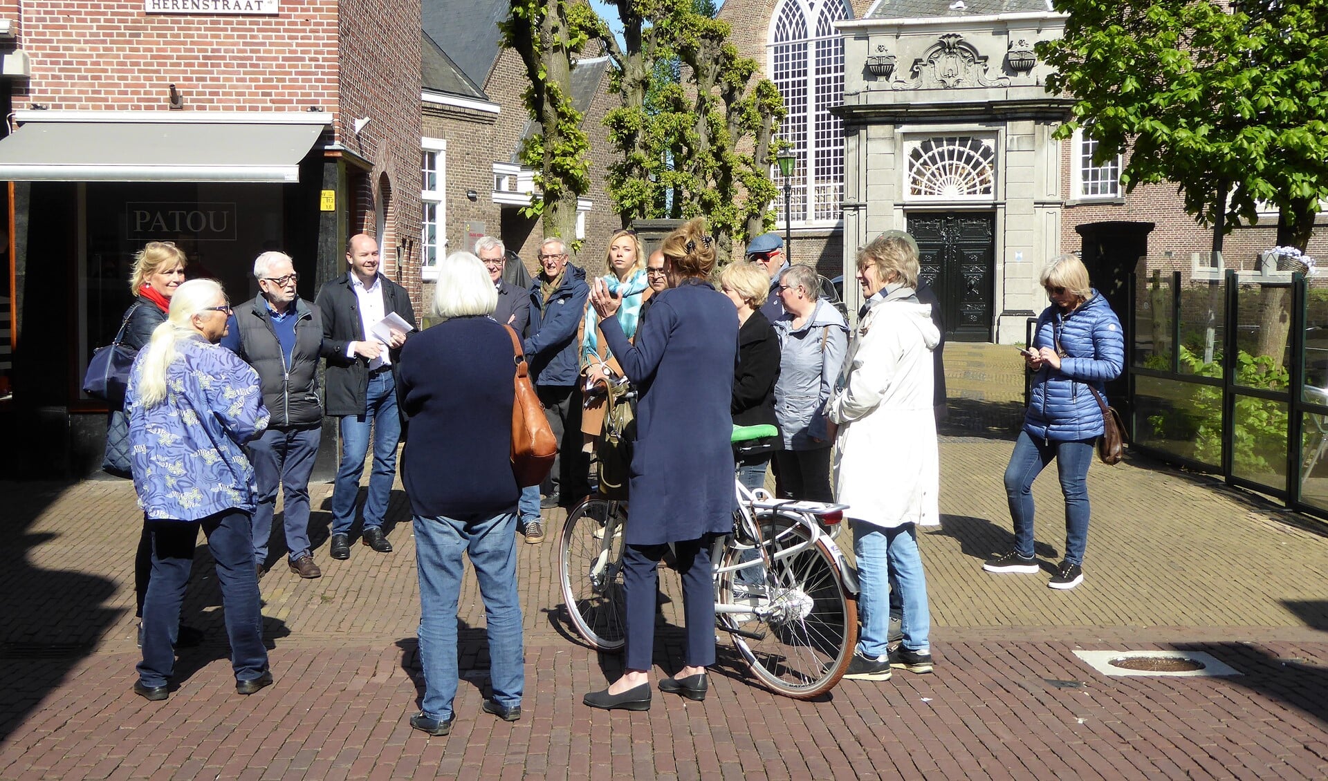 Tussenstop van de wandeling door oud-Voorburg in de Herenstraat (foto: Ruud de Zwart).