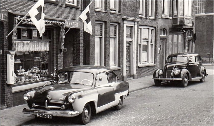 Waar nu horecazaken zitten, was vroeger onder andere Bakkerij Remmerswaal gevestigd (archieffoto).