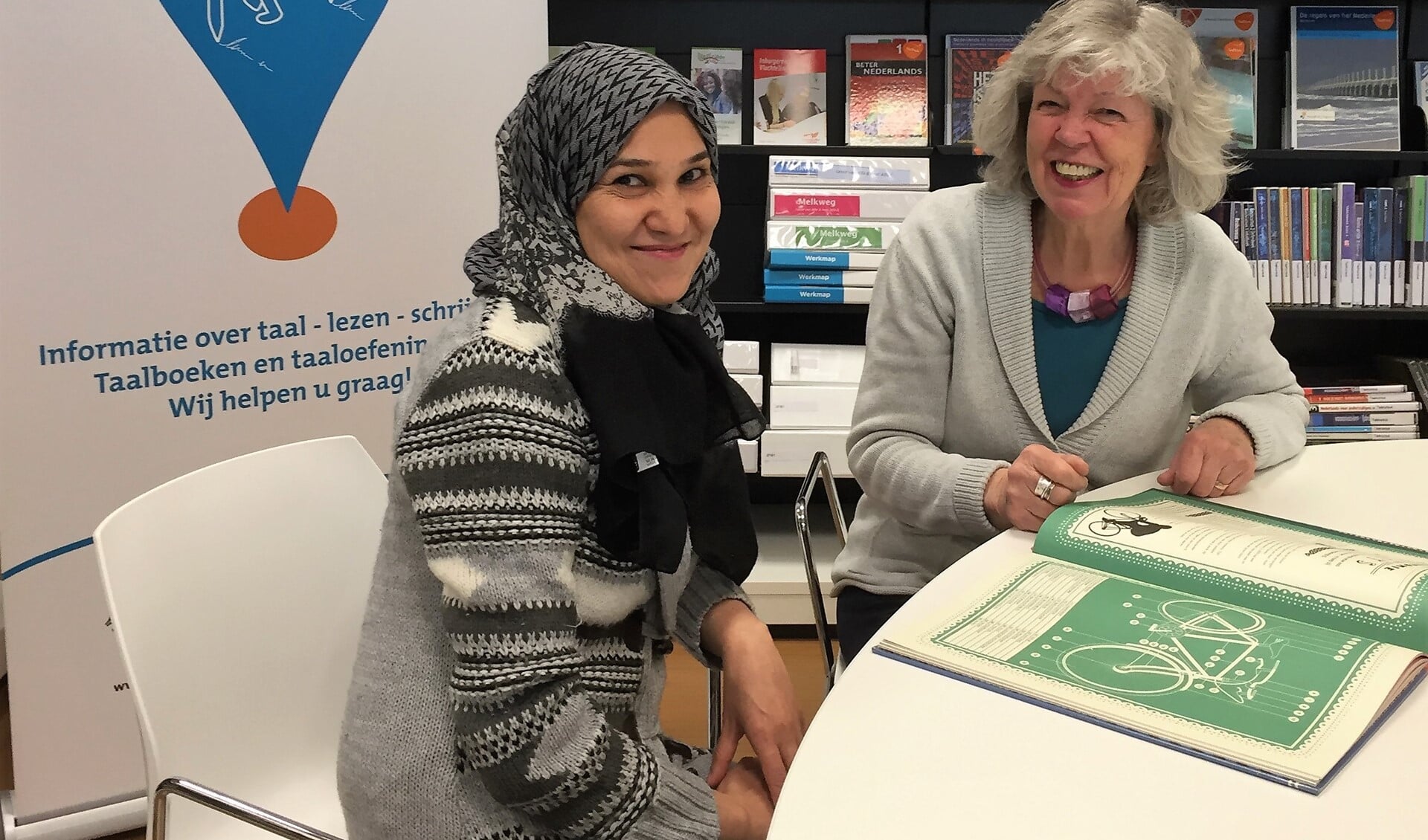 Kamila en Lies in de bibliotheek in Voorburg (foto: Bibliotheek aan de Vliet/Ellen van Zijl).