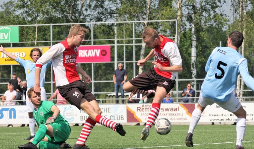 Peter Lomonaco (RKAVV) ondervindt geen hinder van zijn ploeggenoot Dave Hooijmans om de 4-3 te scoren (foto: AW).