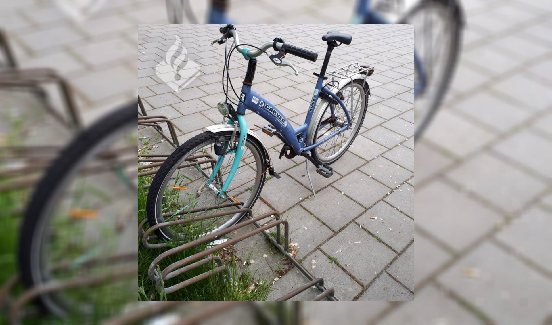 Deze fiets staat op het schoolplein aan de Dobbelaan 4 in Leidschendam. (Foto: Politie LV)