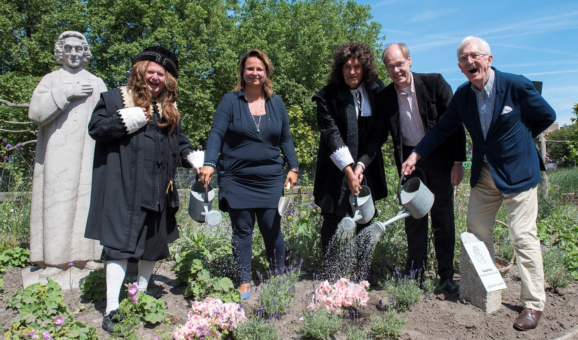 Met het begieten van de beplanting werd de Spinozatuin geopend door wethouder Stemerdink, hoogheemraad Ries Smits, Huijgens en natuurlijk Spinoza zelf (foto: Michel Groen).