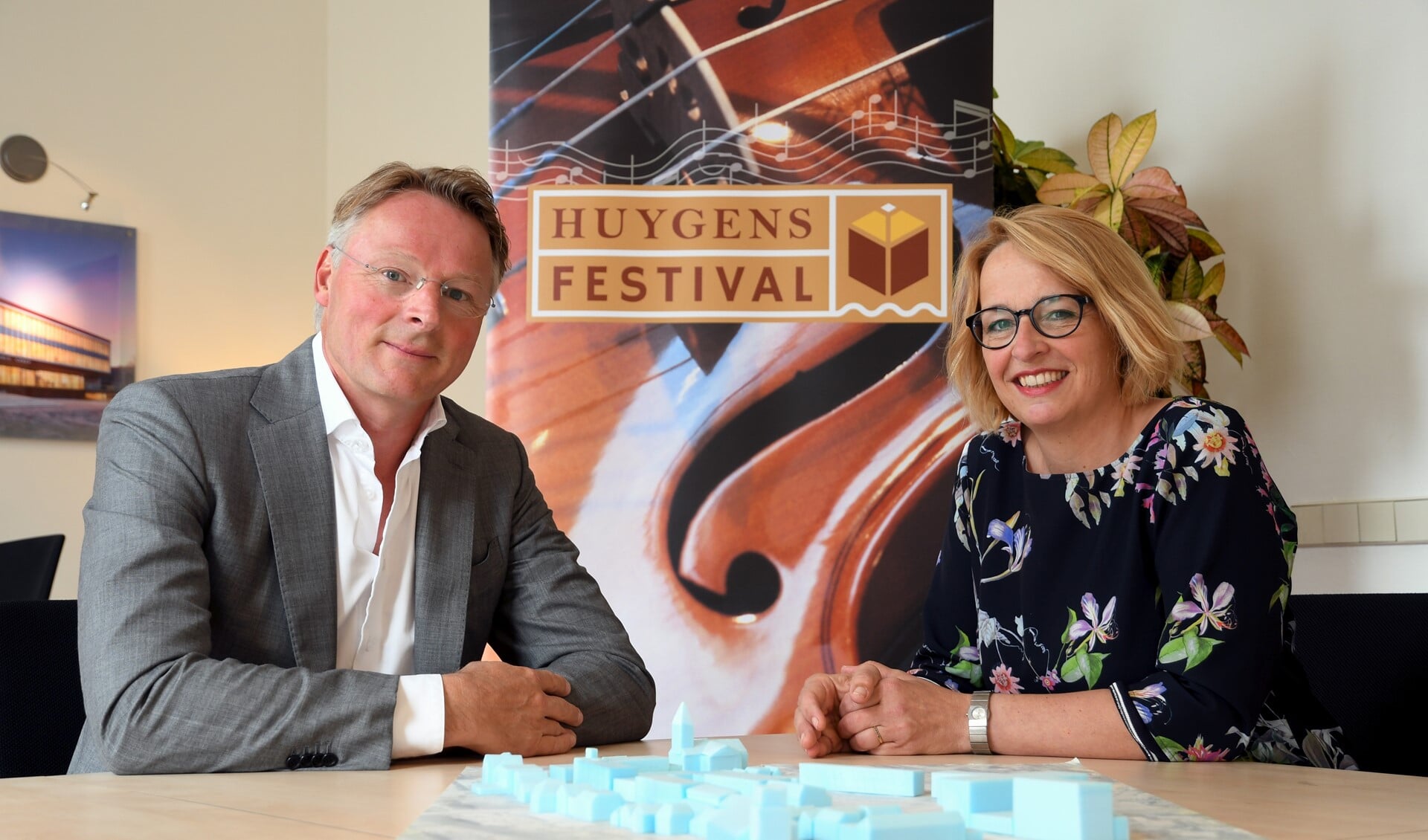Rob Waaijer en Annet Weijermars ondertekenen het sponsorcontract. (Foto: Huygens Festival)