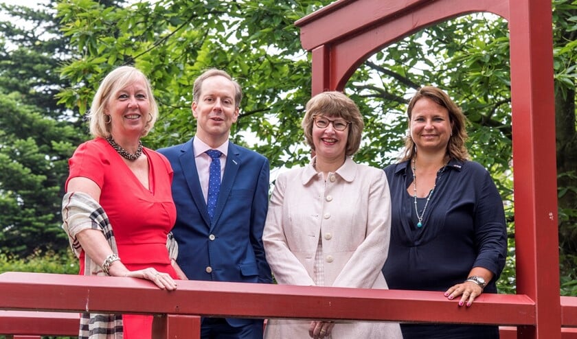 Behalve de (hier ontbrekende) burgemeester, spreken ook de wethouders de inwoners toe (foto: Buro JP).