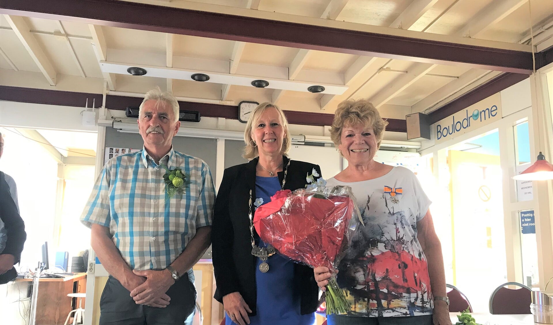 V.l.n.r. De heer Henze, loco-burgemeester Astrid van Eekelen en mevrouwen Henze, die het lintje ontving (foto: gemeente LDVB). 