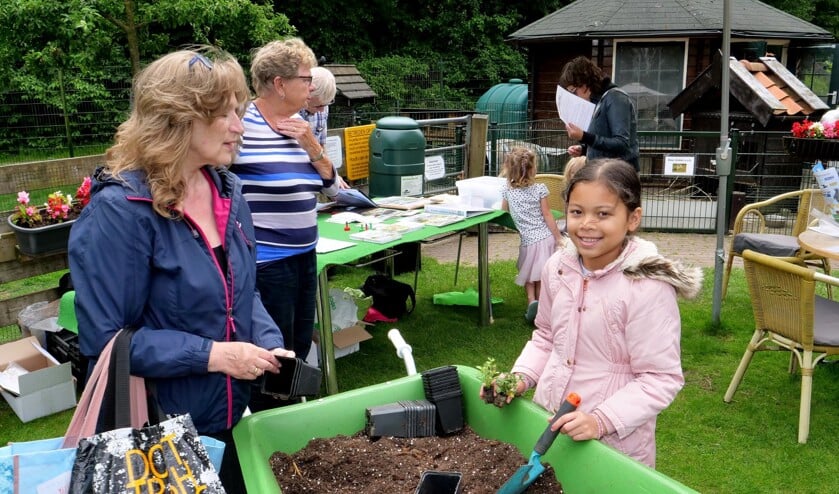 Bij de kraam van Groei & Bloei kon je plantjes halen, om die vervolgens zelf te planten en gratis mee naar huis te nemen (foto: Ot Douwes).
