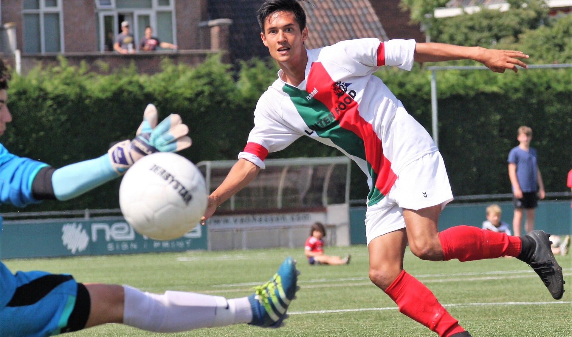 Enrico Geus (Stompwijk'92) scoort zijn 3e doelpunt van de middag tegen HVV (foto: AW).