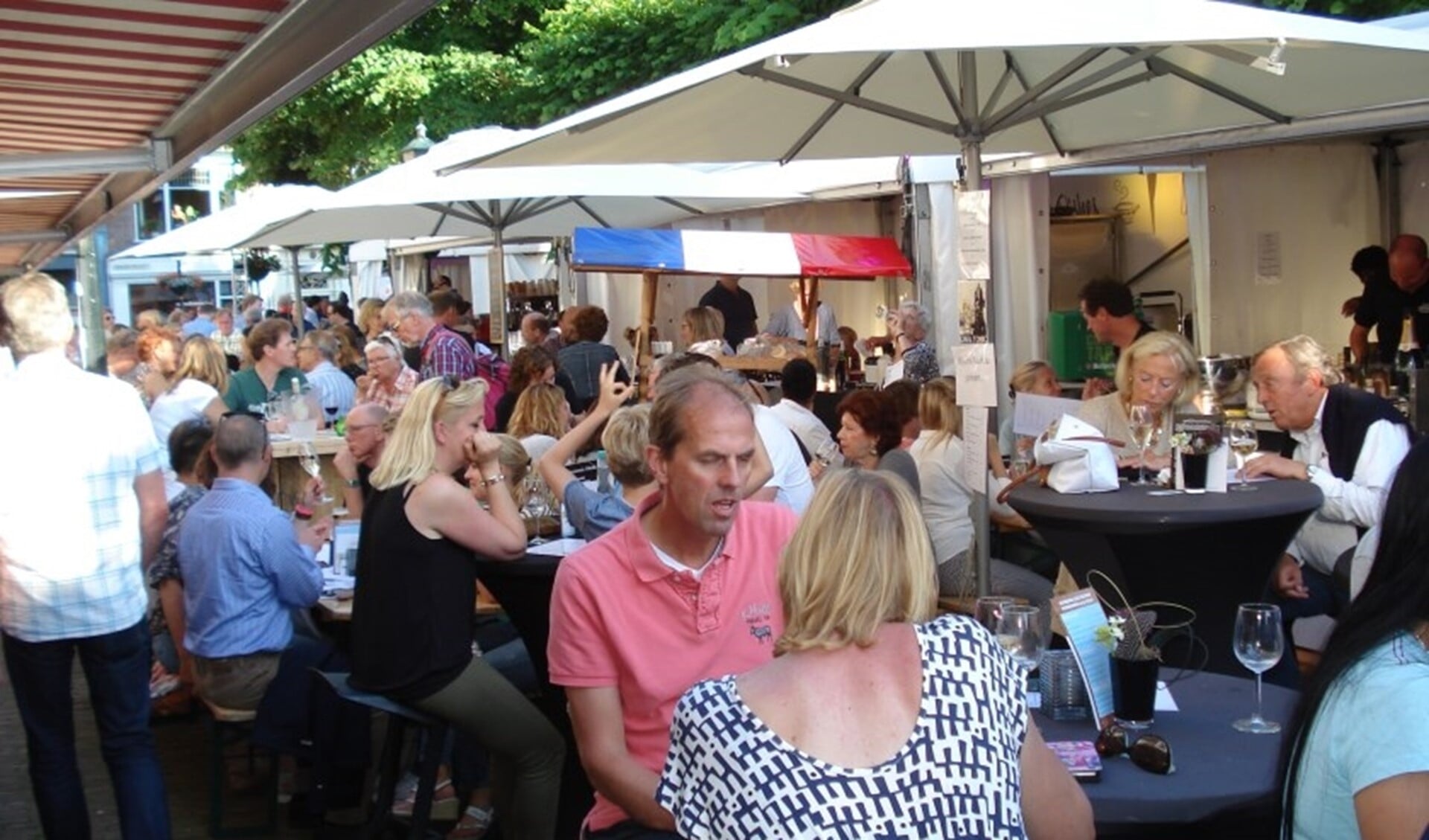 Gezellige drukte tijdens Voorburg Jazz Culinair in de Van Schagenstraat (Archieffoto)
