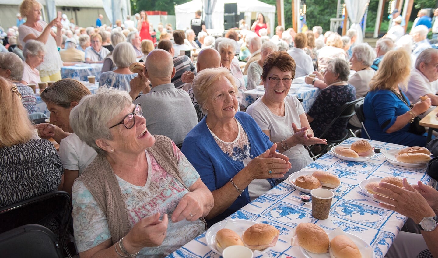 Lokale ouderen genoten zichtbaar van de gratis brunch (foto: Michel Groen).