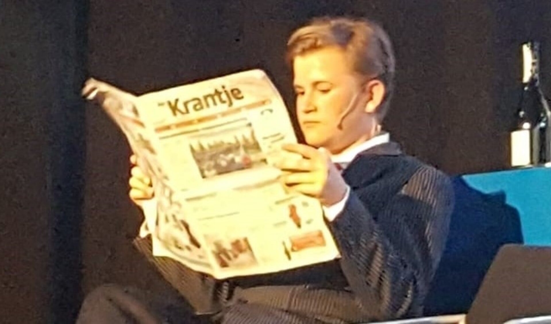 In het nagebootste vliegtuig zat een zakenman (Bram van der Ven) tijdens zijn vlucht Het Krantje te lezen. 