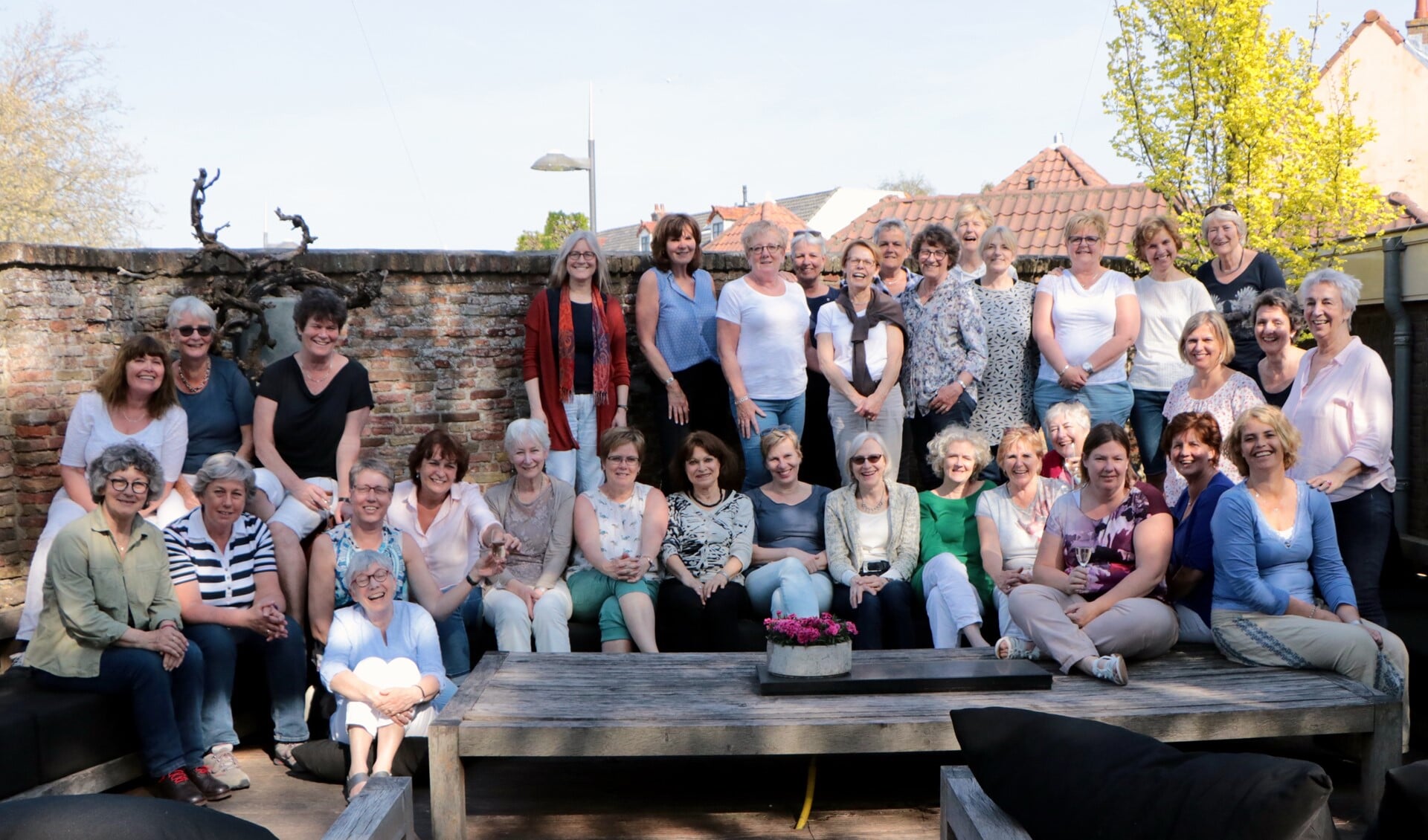 De dames hebben het tienjarig jubileum al met elkaar gevierd met een vaartocht door het Westland inclusief een high tea (foto: pr).