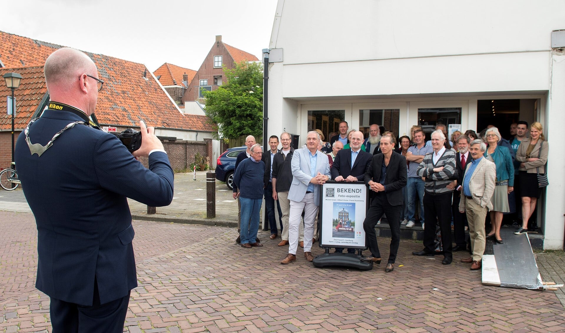 Burgemeester Tigelaar opende de expositie door het maken van een foto (foto: Nivenpress).