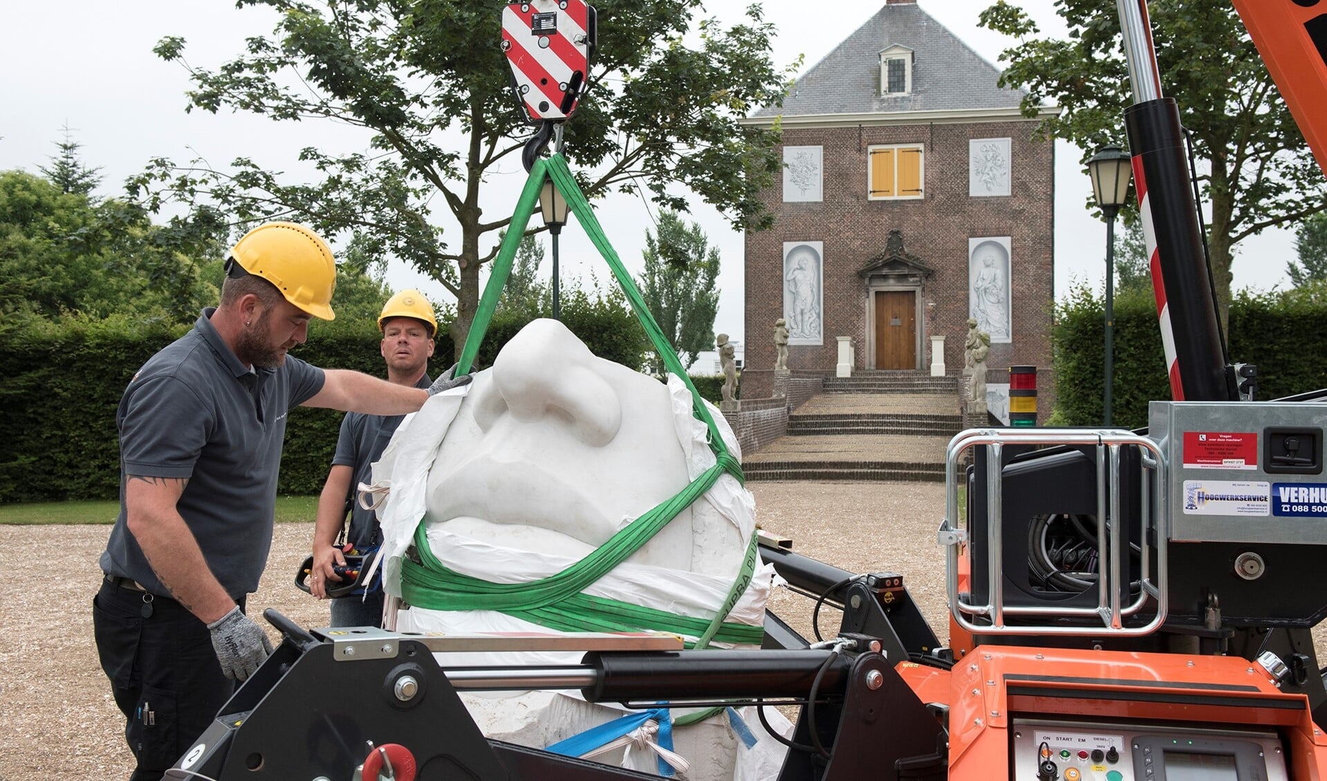 Een van de beelden van Eppe de Haan wordt geplaats op het voorplein van Huygens' Hofwijck in Voorburg (foto: Michel Groen).