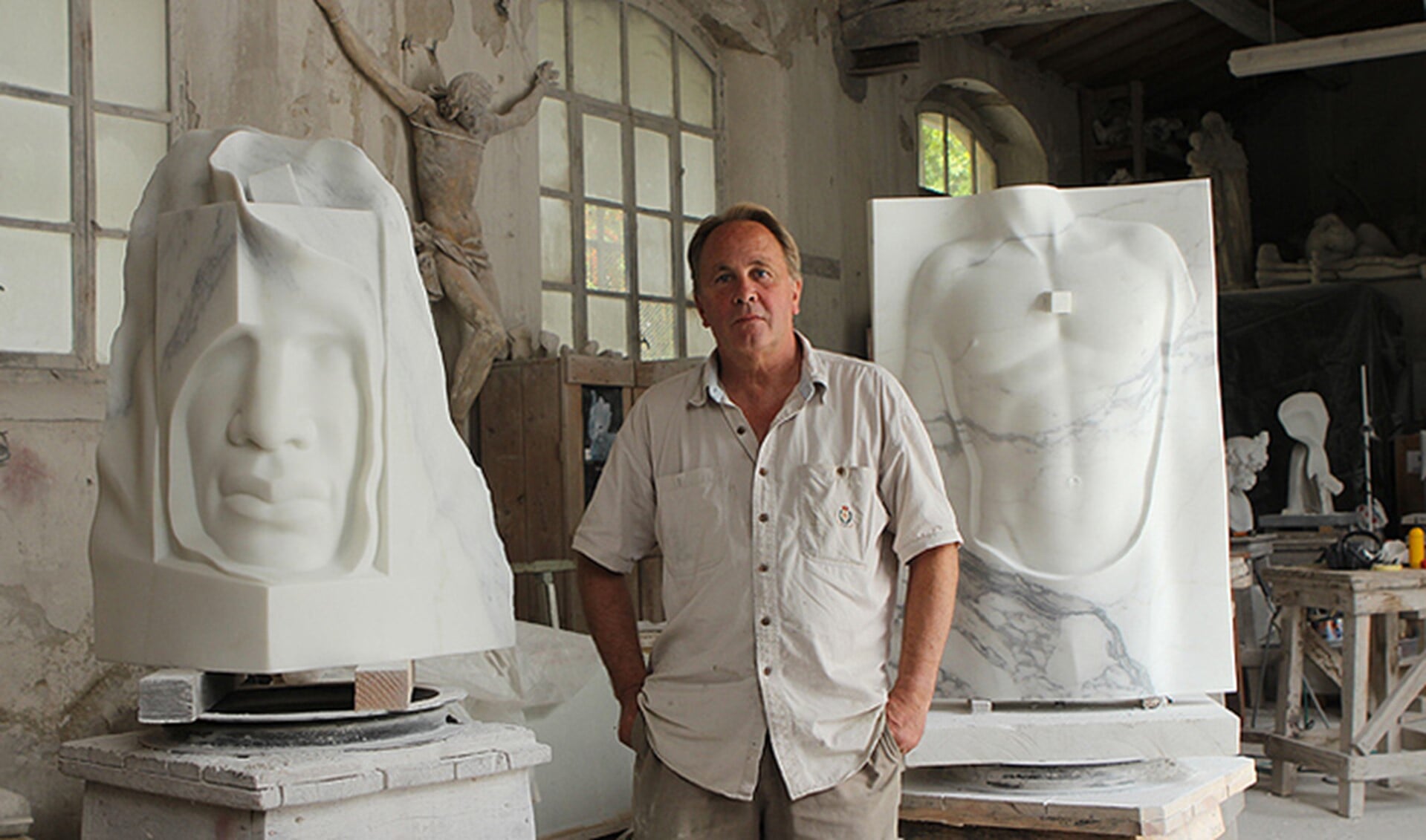 Eppe de Haan in zijn atelier in Pietrasanta, Italië (foto: Sebastiano Leta).