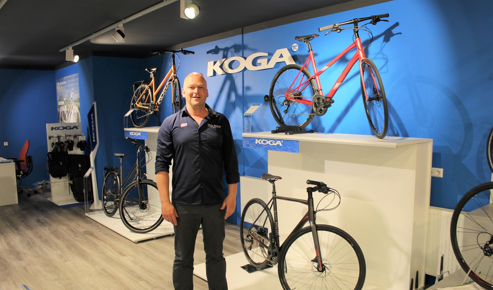 Dennis Brand van Bike Totaal Thijs Brand in zijn winkel bij de uitgebreide afdeling Koga fietsen (foto/tekst: DJ).