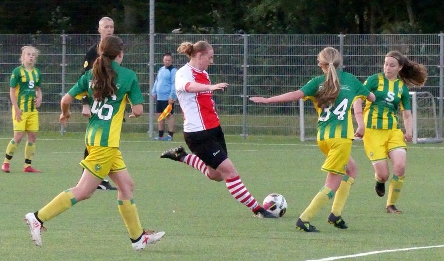 Jessie van Leeuwen (RKAVV Vrouwen) scoort 5-1 tegen haar vorige club ADO Den Haag Vrouwen (Talenten Team) (foto: Jack v.d. Hulst).