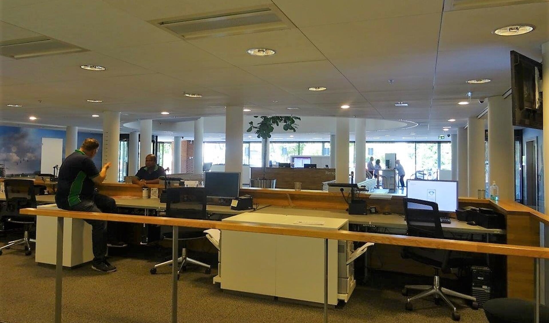 Duimen draaien in het Servicecentrum te Leidschendam (foto :Ap de Heus).