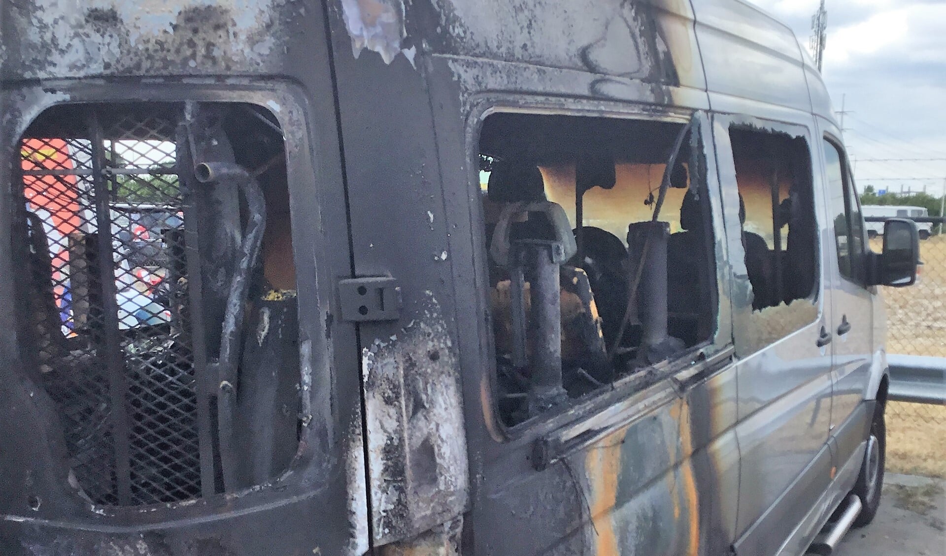 De bus van de WOeJ is volledig uitgebrand; de oorzaak is nog onbekend (foto: pr WOeJ).