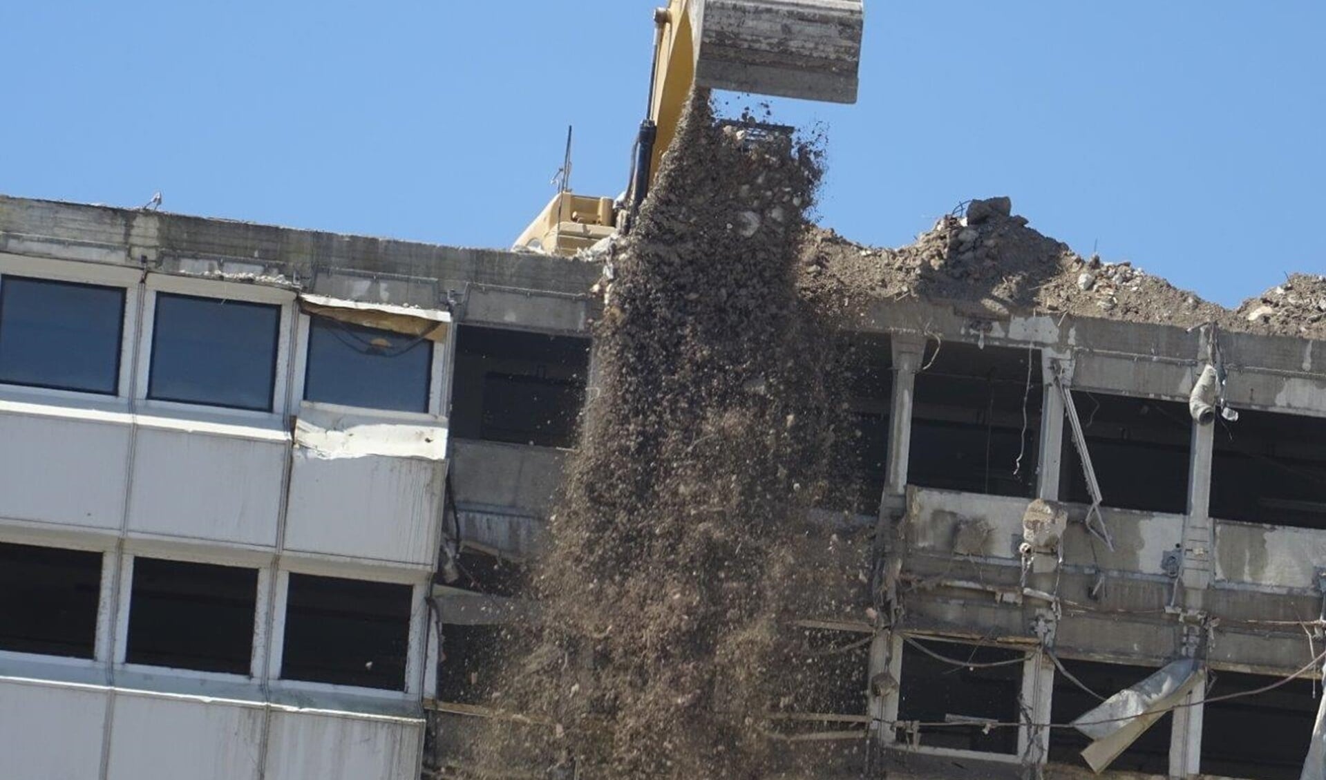 Onderzoek geeft aan dat er geen asbest is aangetroffen bij de sloop van het CBS-gebouw. (Foto: Ap de Heus)