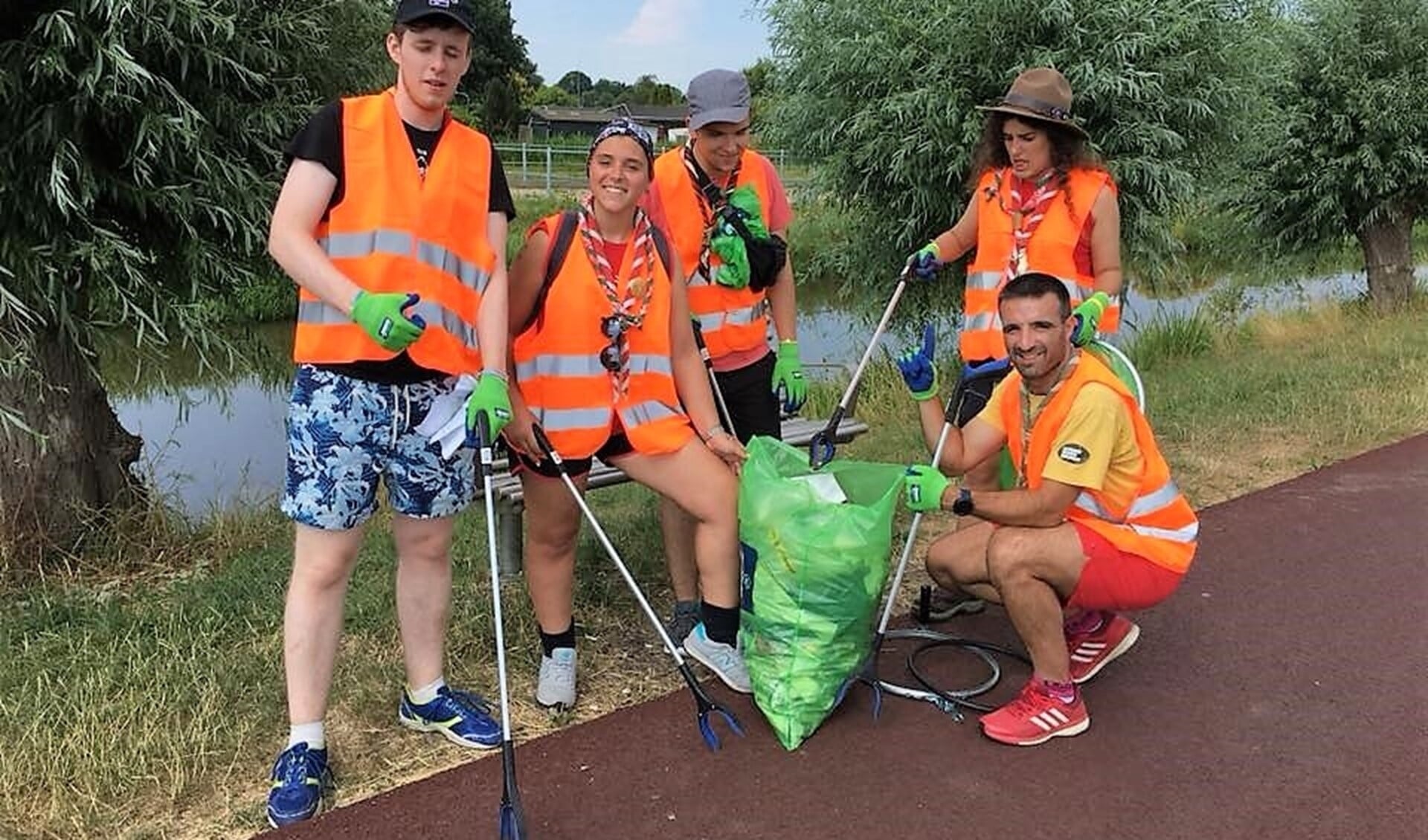 Internationale scouts schoonden parken in de gemeente op in het kader van hun (maatschappelijke) activiteiten tijdens het internationale evenement Roverway (foto: pr Scouting Hubertus Brandaan). 