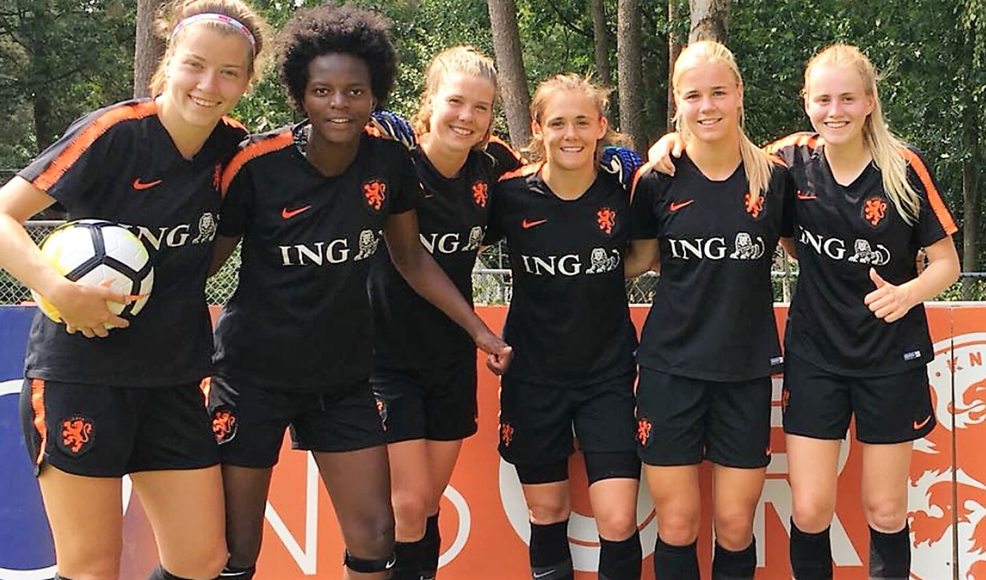 Sabine Kuilenburg (rechts) met medespeelsters van het nationale team Oranje O20.
