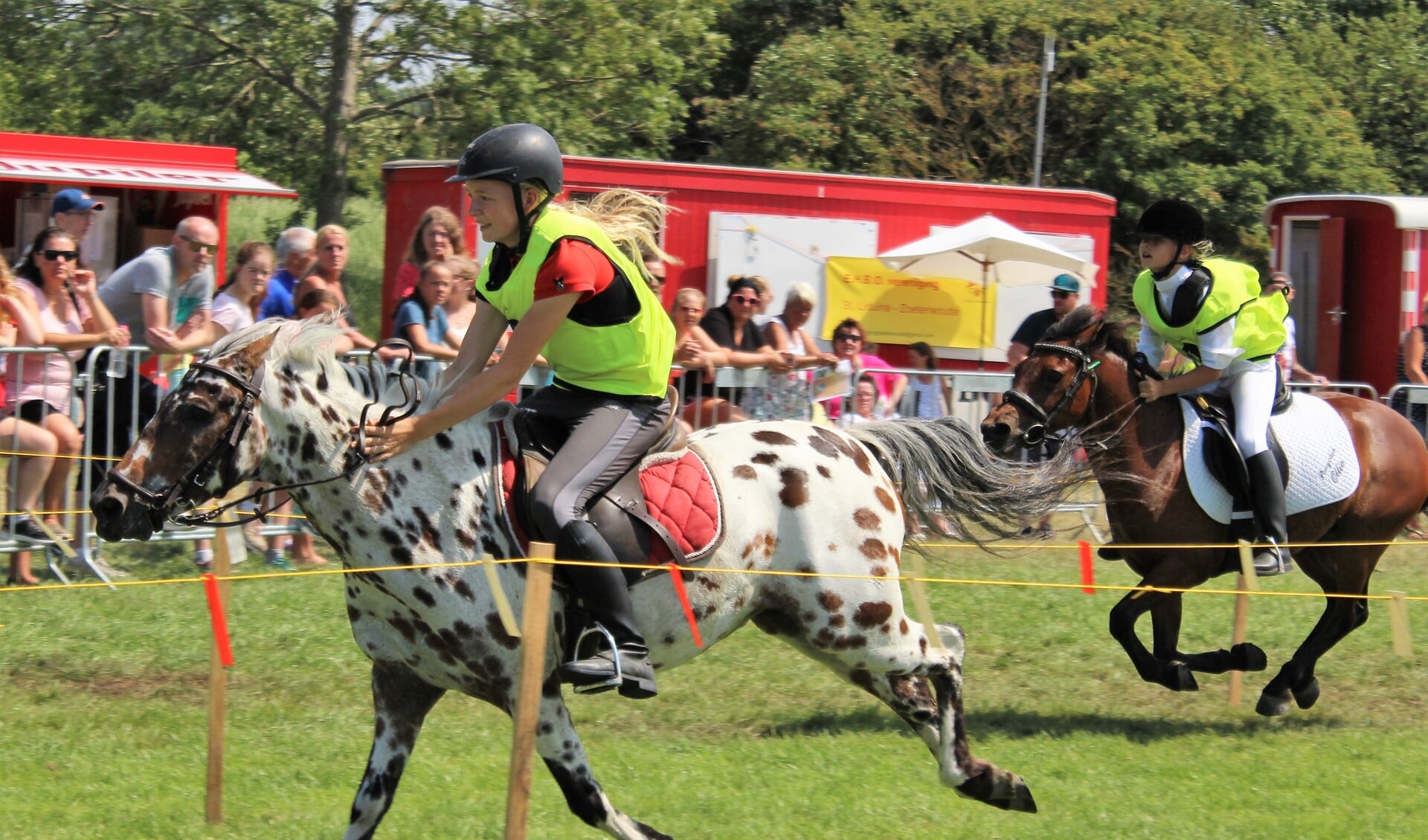 Spannende strijd tijdens de ponyrennen (foto's: Dick Janssen).