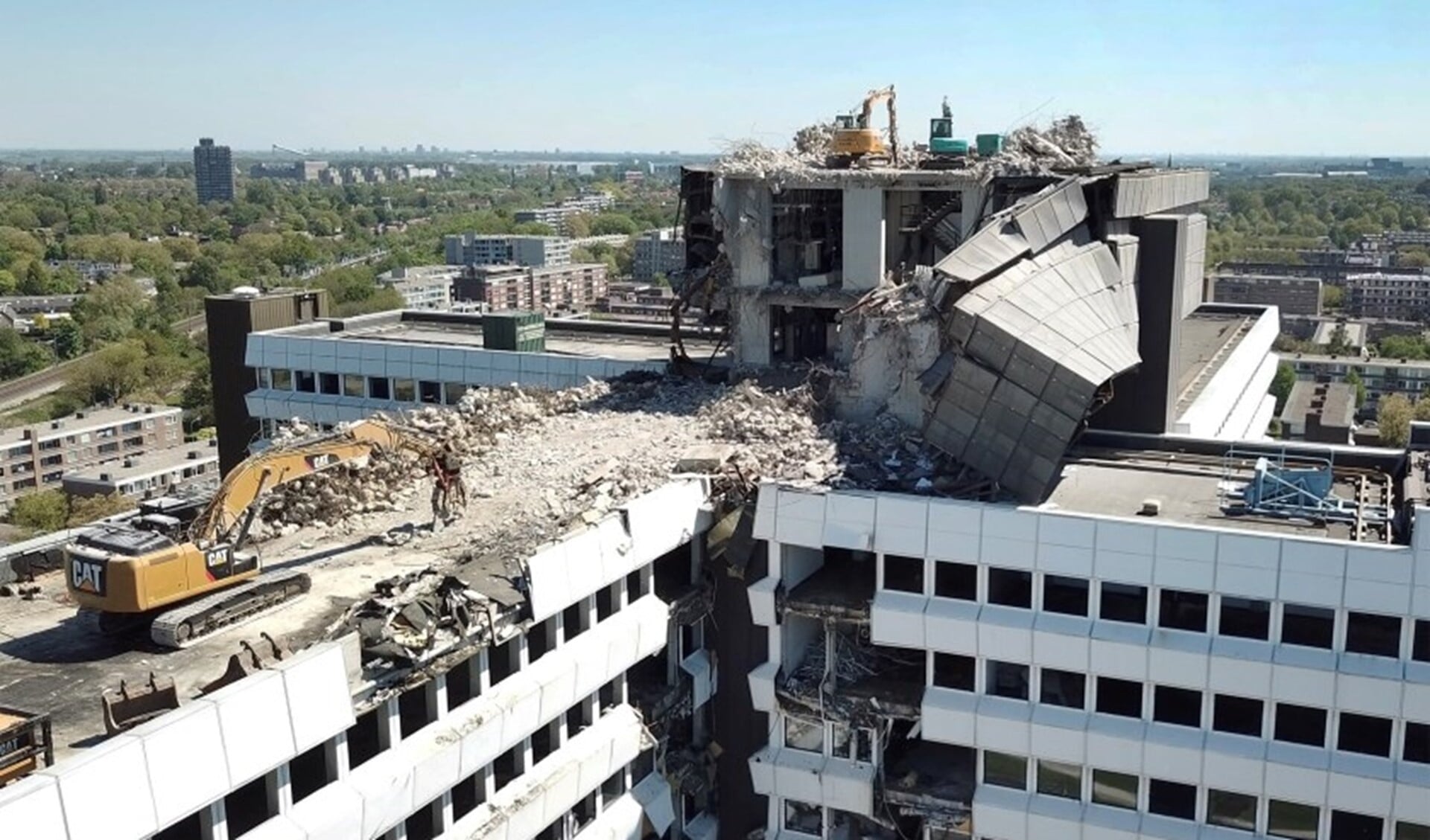 De sloop van het voormalig  CBS-gebouw zorgt voor overlast (Foto: MIchel Groen)