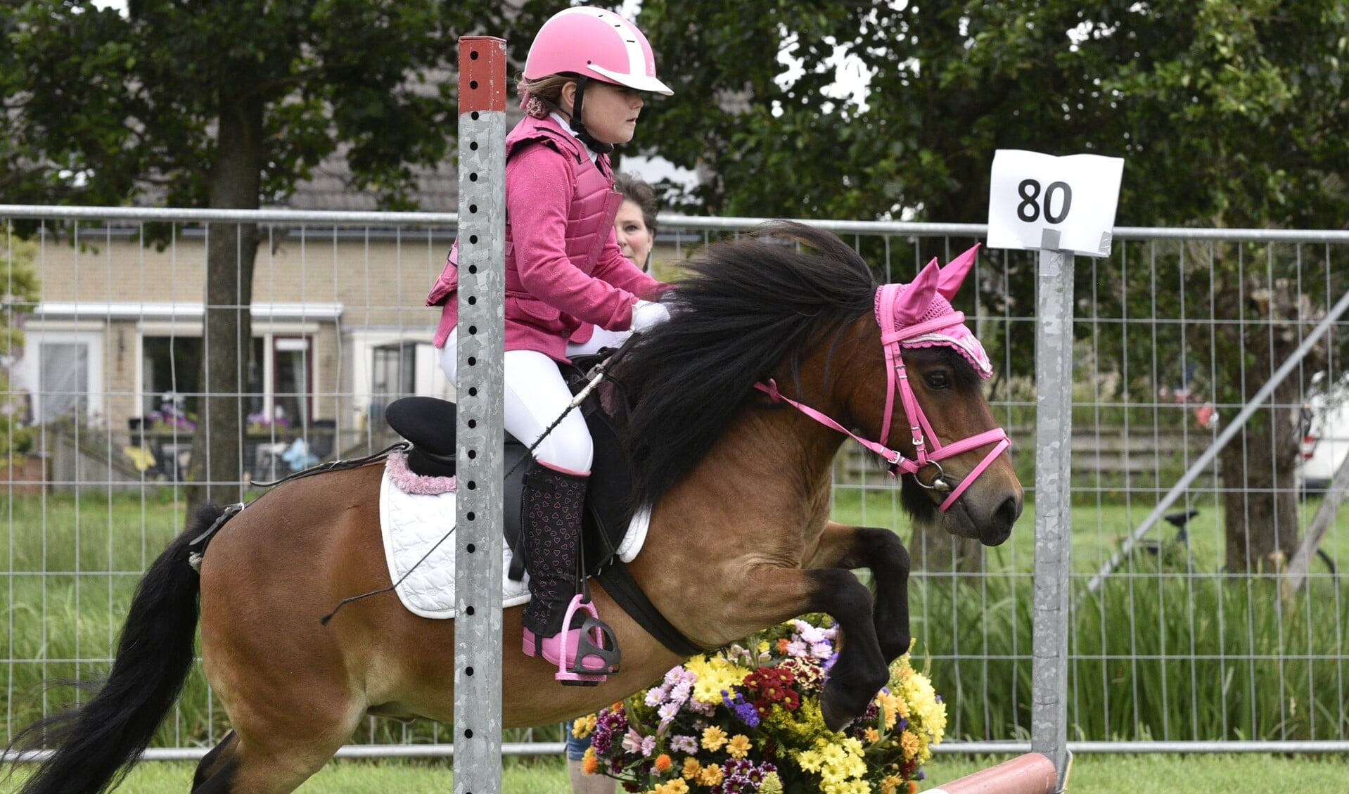 De ponyruiters strijden op de zaterdag van de Stompwijkse Paardendagen om de 'Helden van Nooit Gedacht Wisseltrofee' (foto: pr Nooit Gedacht).