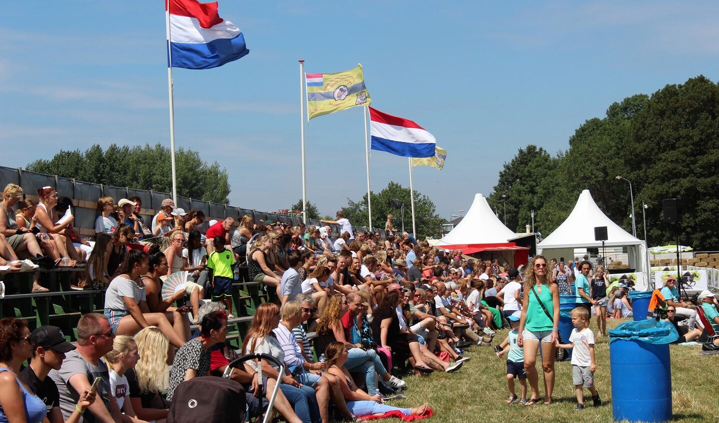 Volle tribune tijdens de Paardendagen (foto: Dick Janssen).