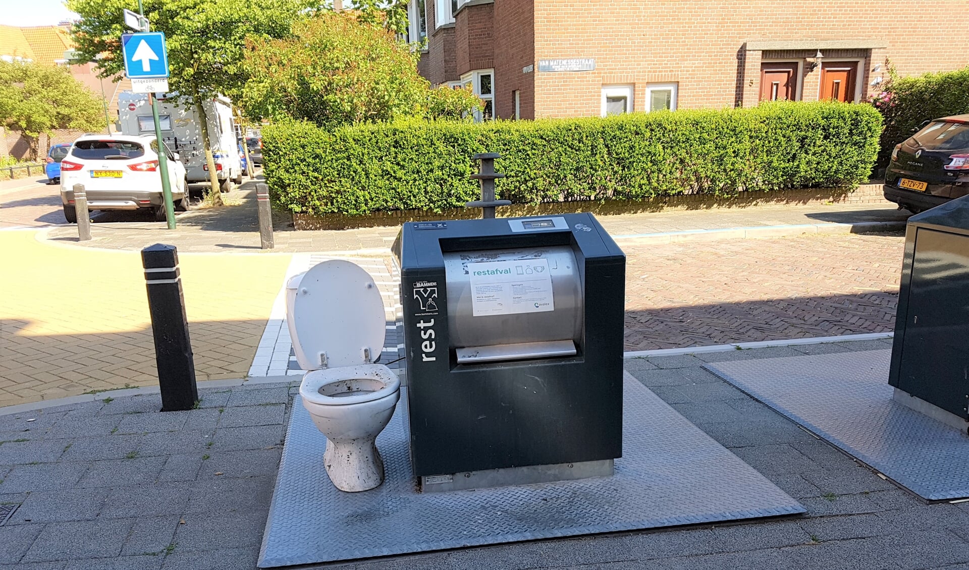 'Openbaar toilet' aan Van Matenessestraat (foto: Rene van Proosdij).