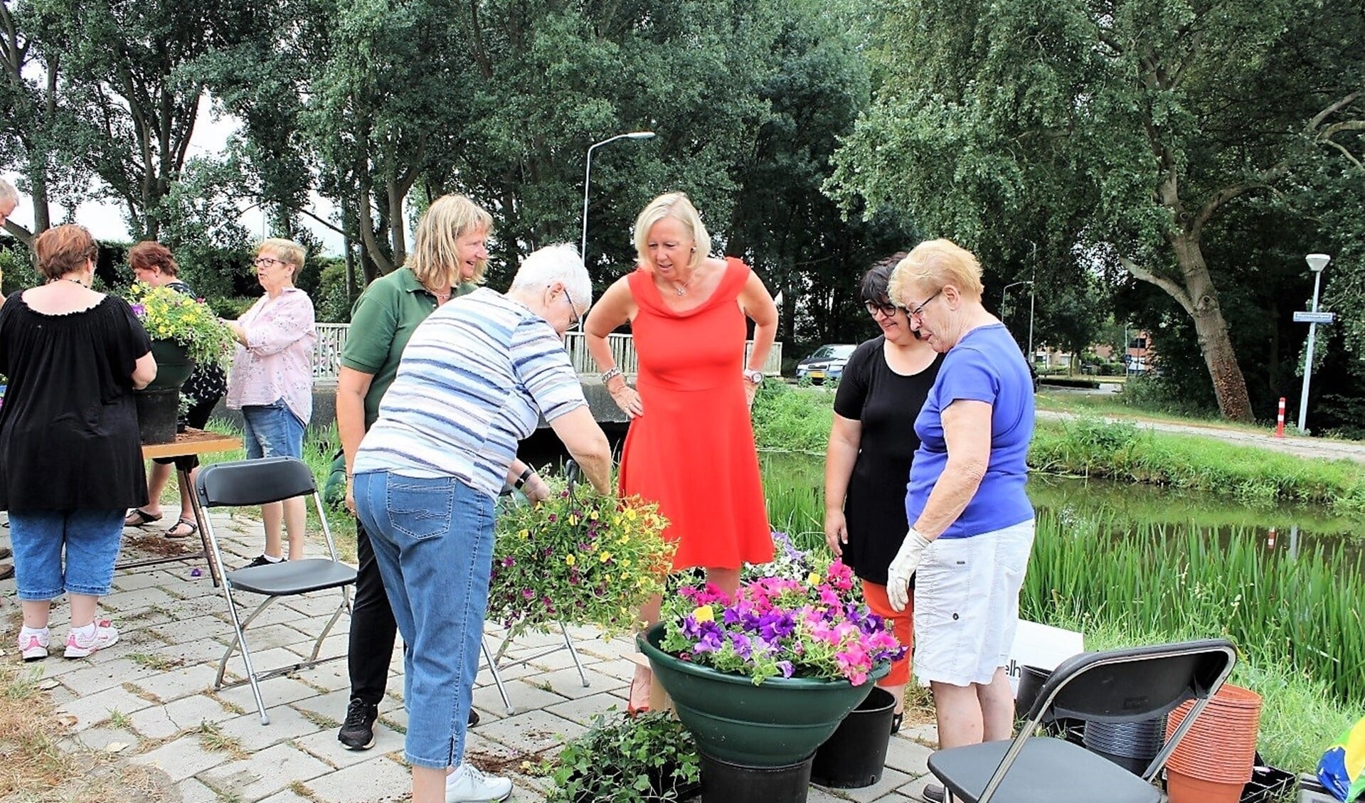 Wethouder Astrid van Eekelen en gebiedsregisseur Vanessa van Hurck hielpen de buurtbewoners een handje mee om de plantenbakken te vullen (foto: pr).