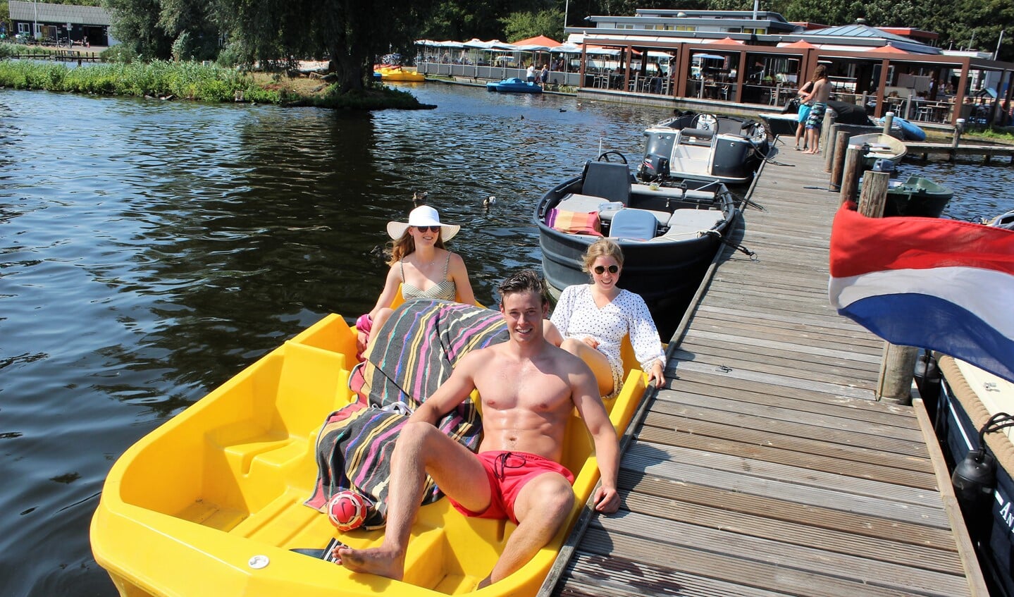 Gezellig op de waterfiets de plas rond (foto: Dick Janssen).