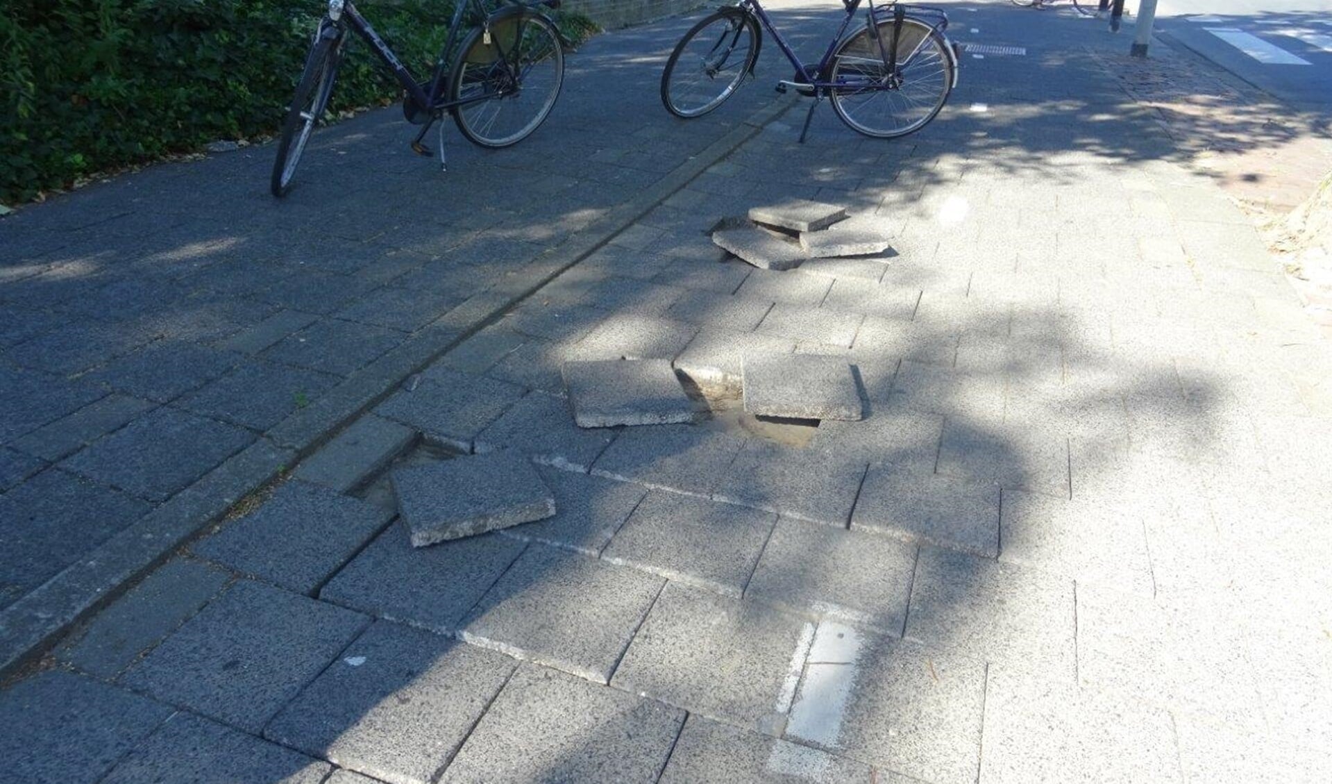 Losliggende tegels aan de Mgr. Van Steelaan in Voorburg (foto: Ap de Heus).