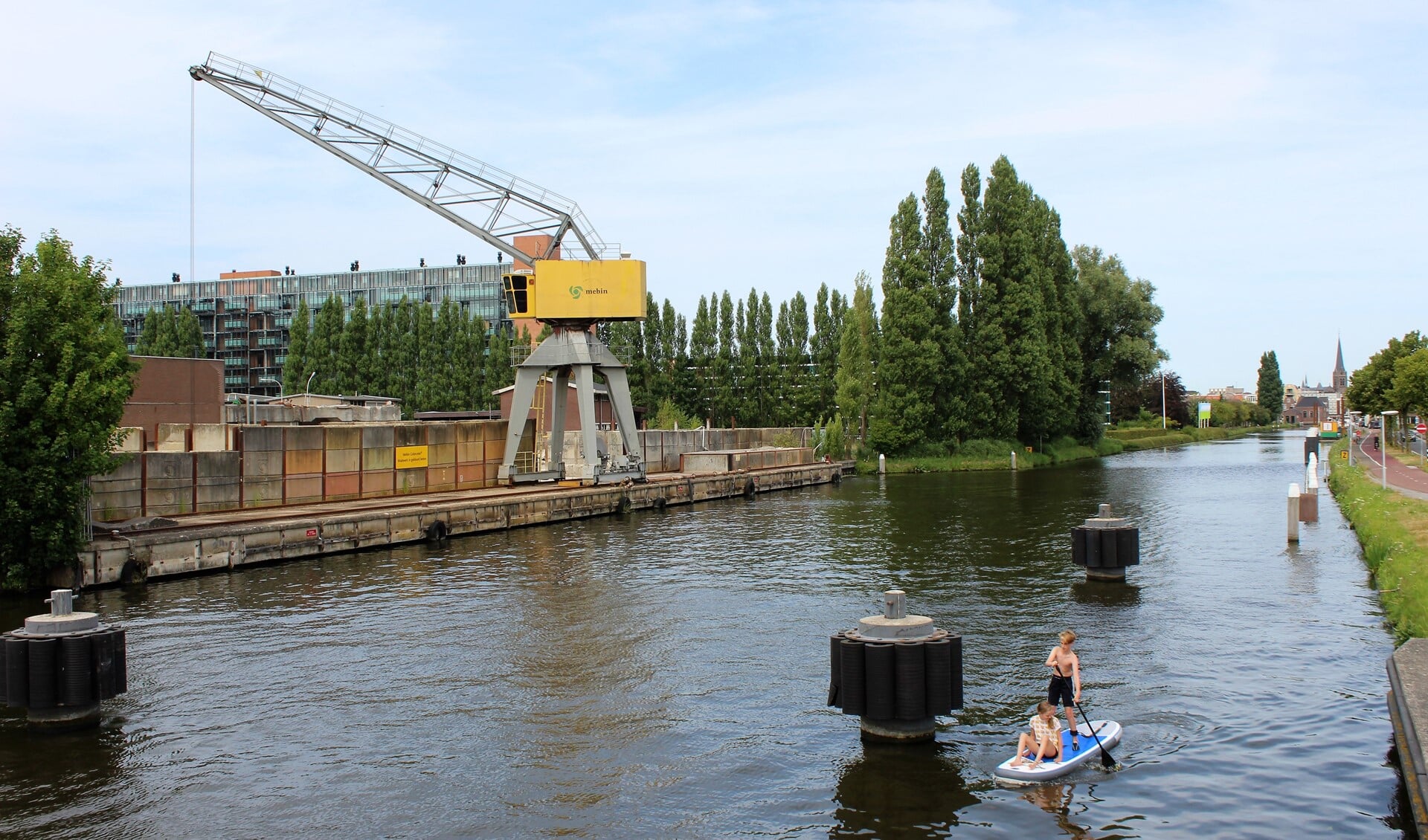 De plek waar de brug moet komen, ter hoogte van de voormalige betoncentrale en gemeentewerf (archieffoto: DJ).