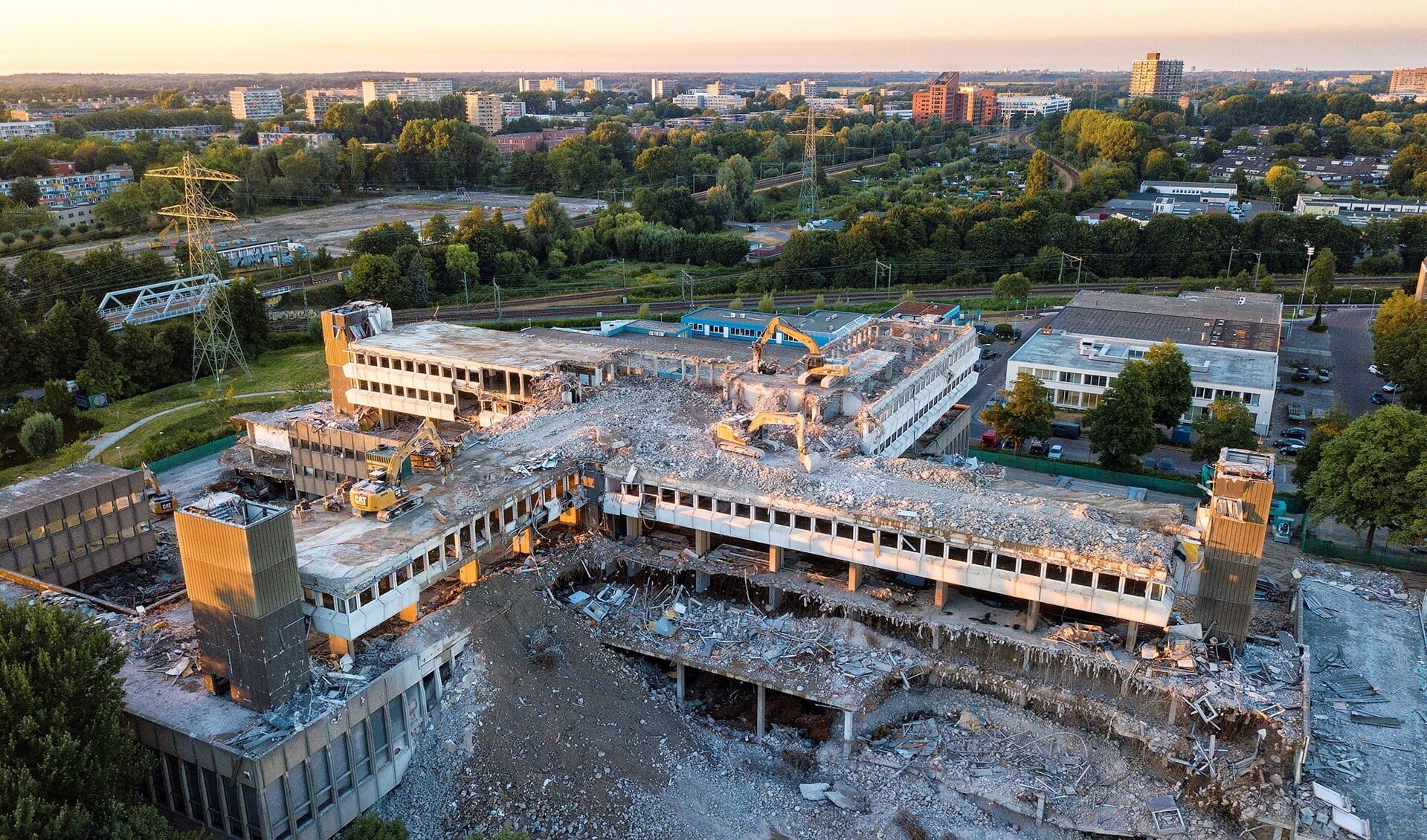 De sloop van het CBS-gebouw vordert gestaag, maar gaat nog wel even duren (dronefoto: Michel Groen).