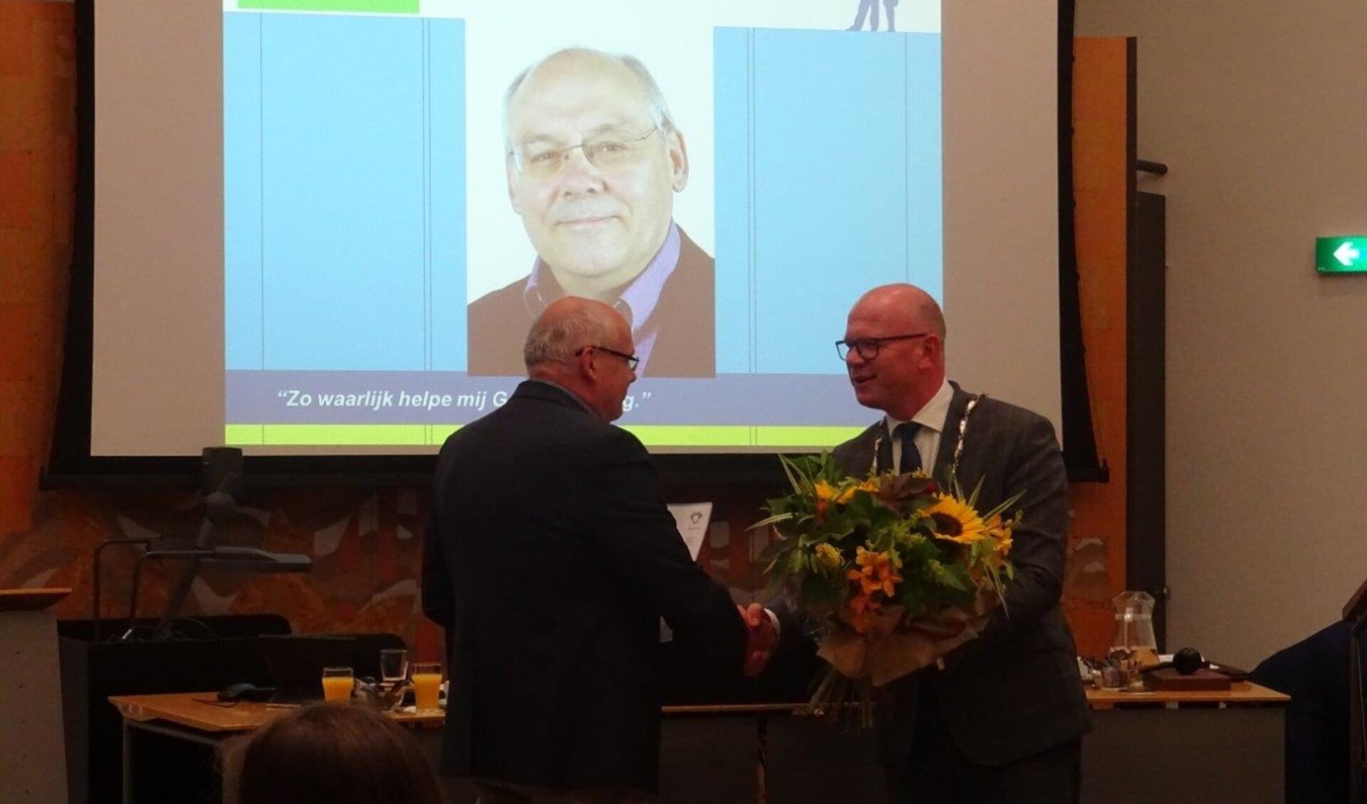Peter van Dolen wordt gefeliciteerd door burgemeester Klaas Tigelaar. (Foto: Ap de Heus)