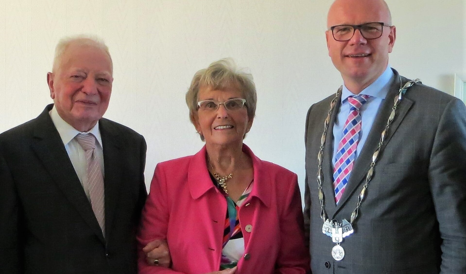 De heer en mevrouw Vreeburg met burgemeester Klaas Tigelaar (familiefoto).