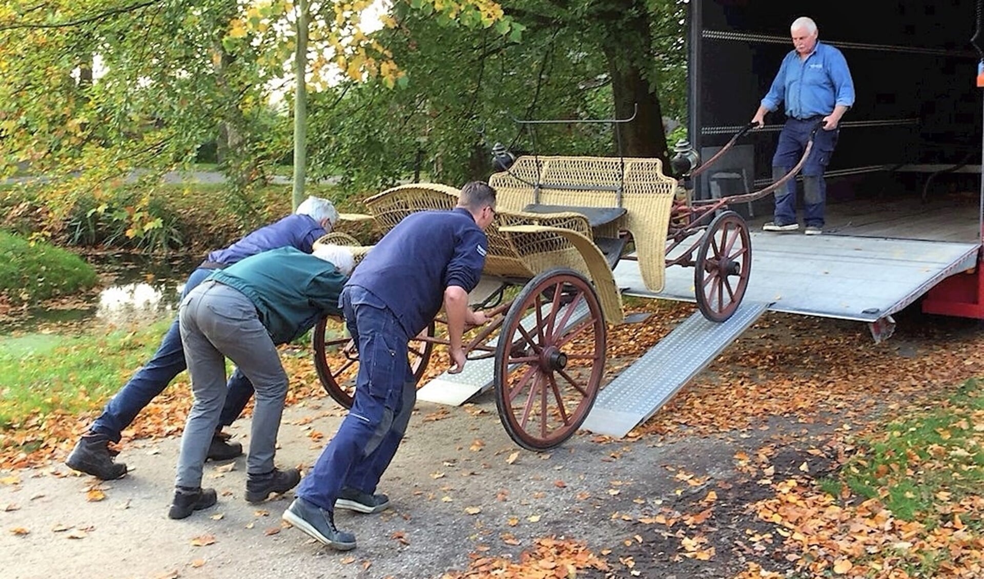 De antieke voertuigjes, die zich in zeer slechte staat bevonden, zijn nu gerestaureerd en de terugkeer wordt gevierd met een feestelijke rijtuigdag (foto: pr Kasteel Duivenvoorde).