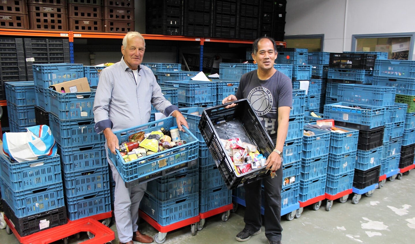 Nan de Smet en vrijwilliger Jim in de opslagruimte met levensmiddelen die in de pakketten gaan (foto: DJ).