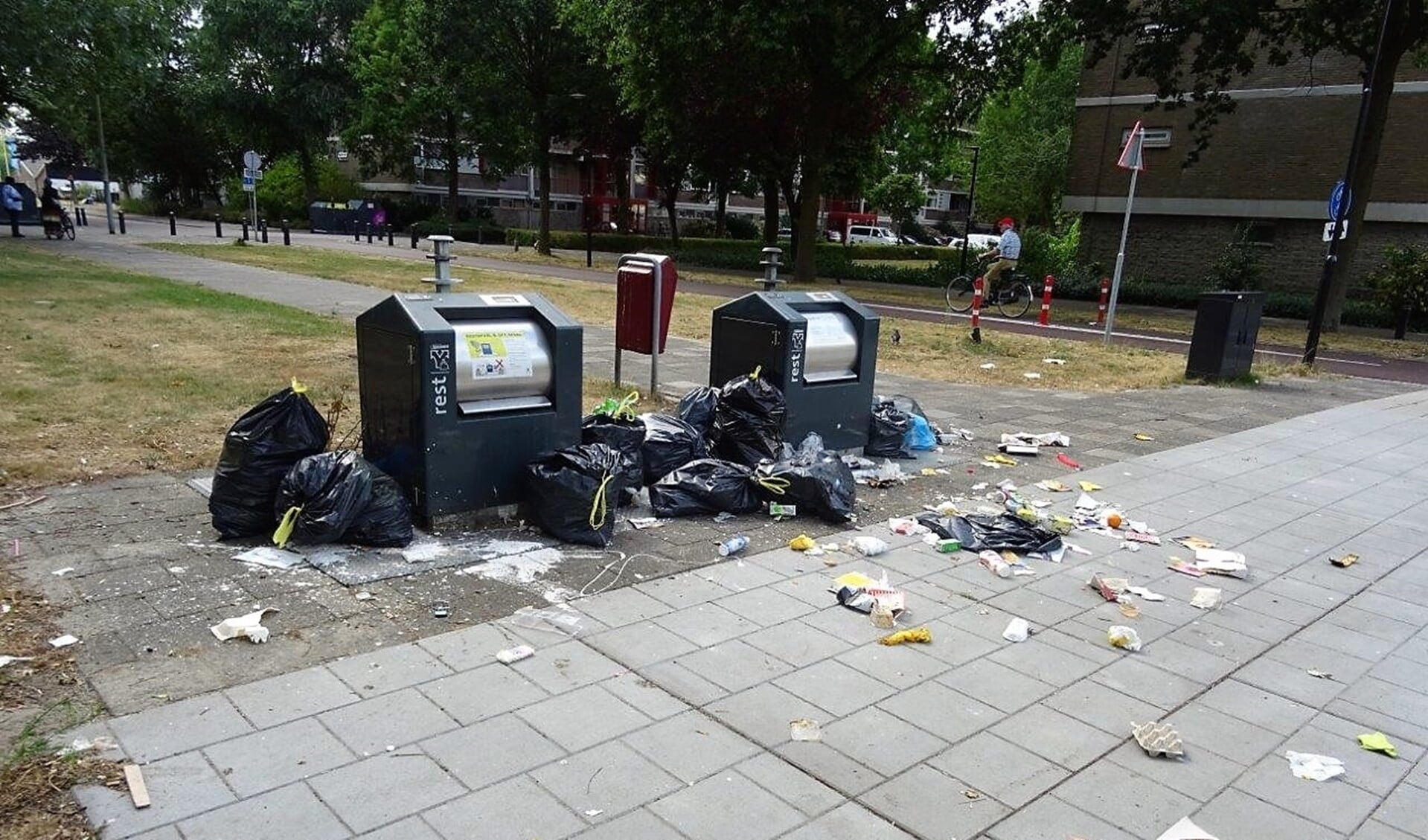 Bijplaatsen van afval is niet  normaal en zorgt voor een grote  rotzooi (foto: Ap de Heus).