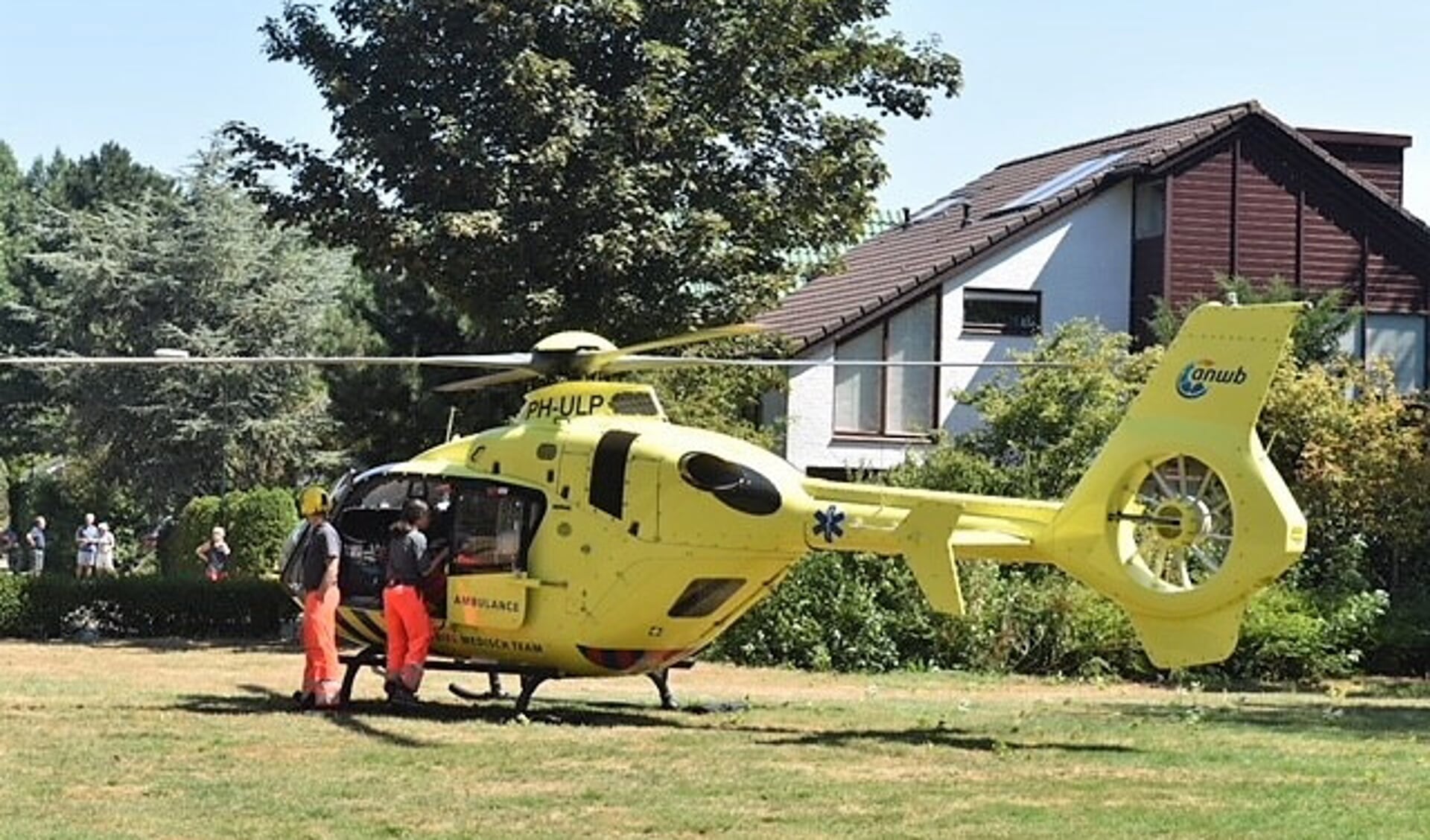 De traumahelikopter landde op een veldje aan De Haar (foto: Lucien de Vries).