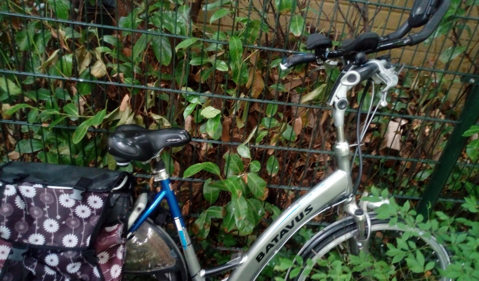 Van wie is deze fiets? Hij staat op het bureau.