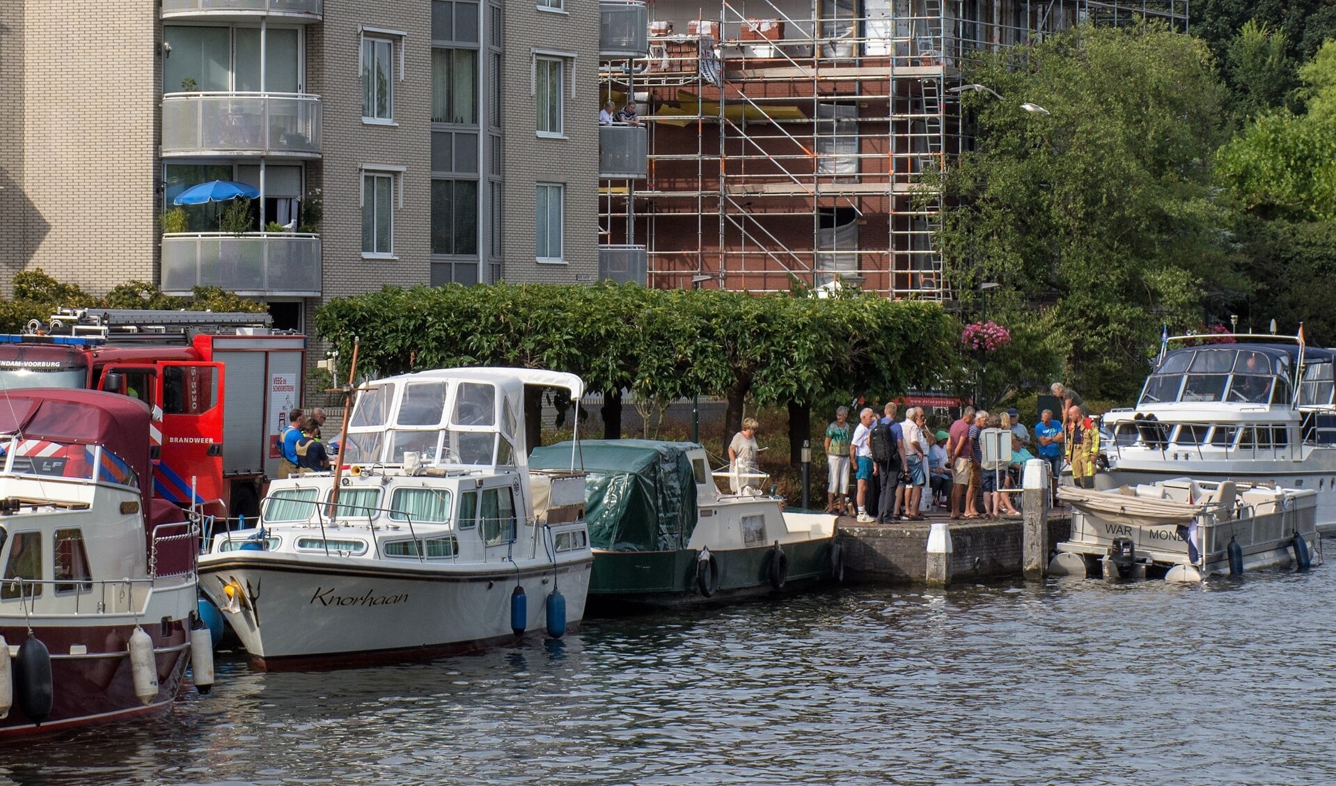 Het vaartuig dat dreigde te zinken werd afgemeerd in de Huygenshaven (foto: AS Media).