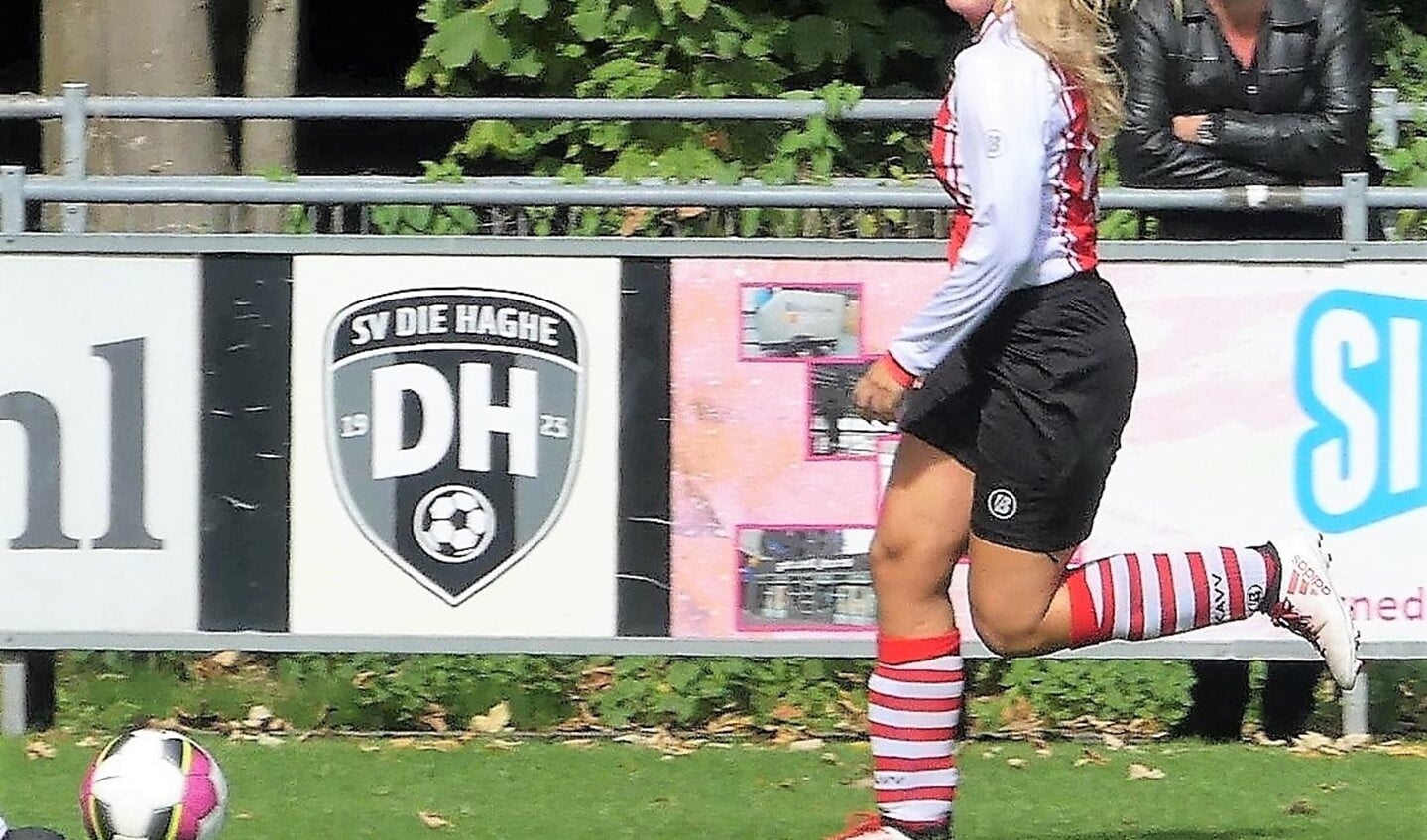RKAVV Vrouwen-speler Lisa de Jong scoorde 3x tegen Die Haghe (foto: Jack v.d. Hulst).