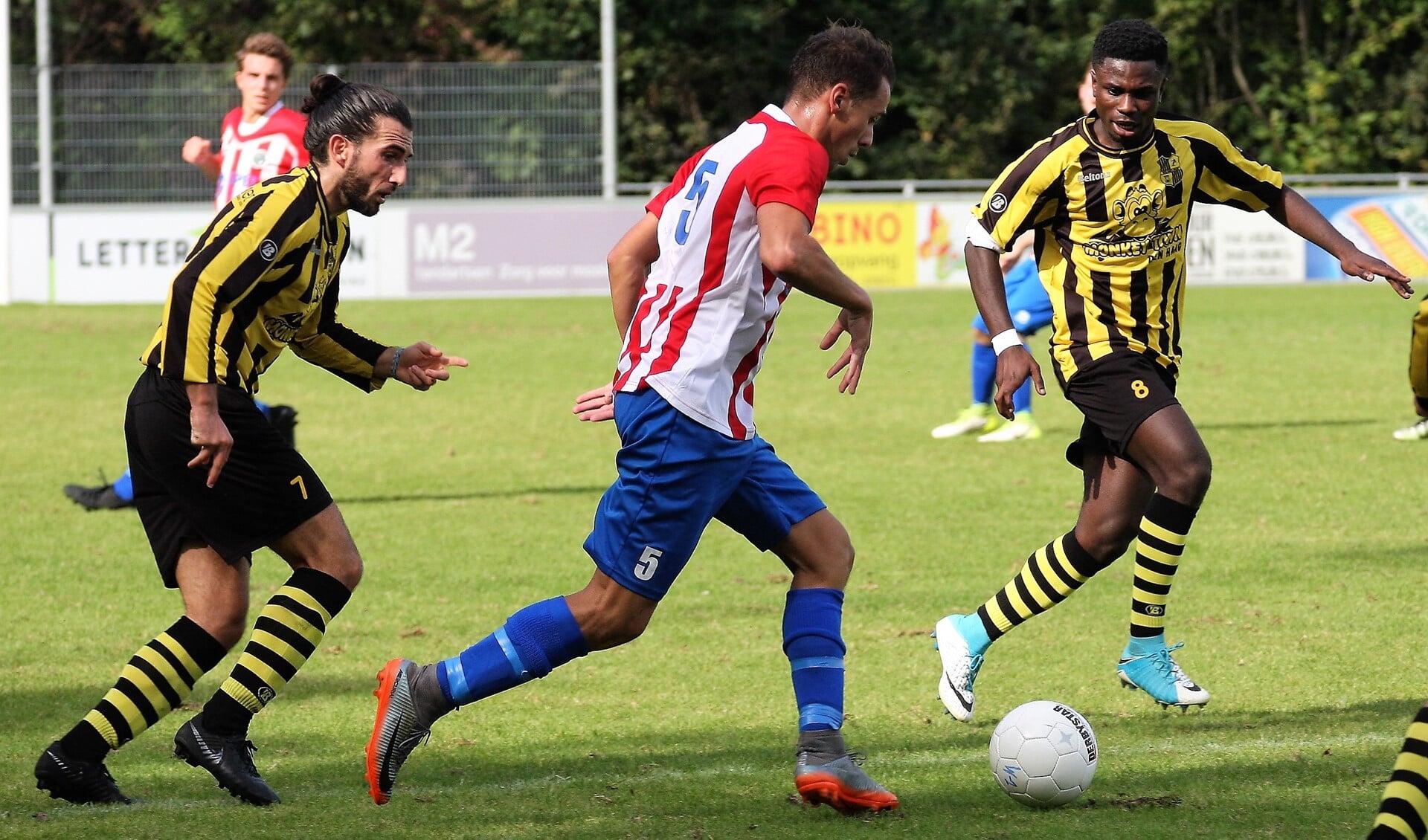 De Wilhelmus-spelers Yuri Bruno & Ruben Gymphy verdedigen gretig op de bal (foto: AW).