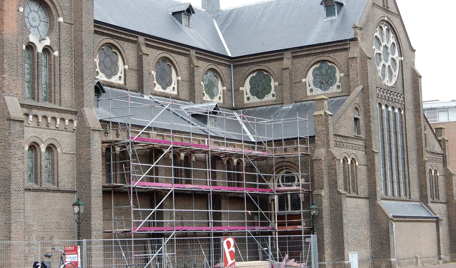 Petrus en Pauluskerk in de steigers (foto: Joop van Heeswijk). 