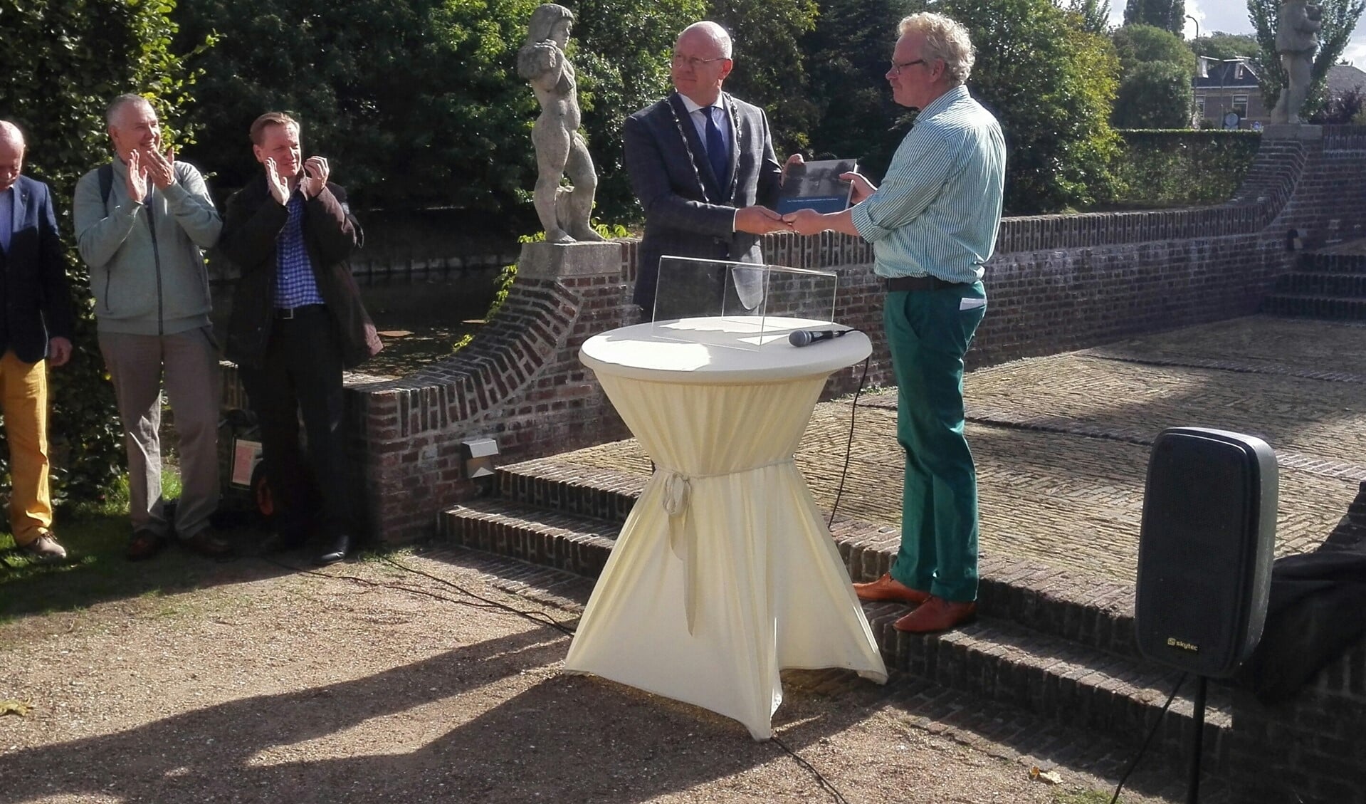 Burgemeester Tigelaar neemt het Vlietboek in ontvangst uit handen van Reinier van Gelooven. (foto: Ronald Meekel)