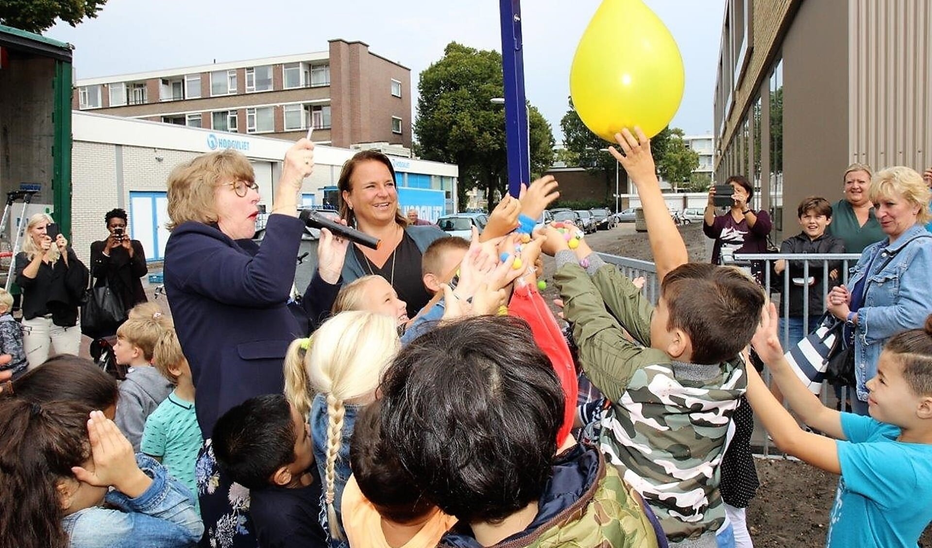 De wethouders prikken een ballon met knikkers door, die door de kinderen mochten worden opgeraapt (foto's: Ap de Heus).