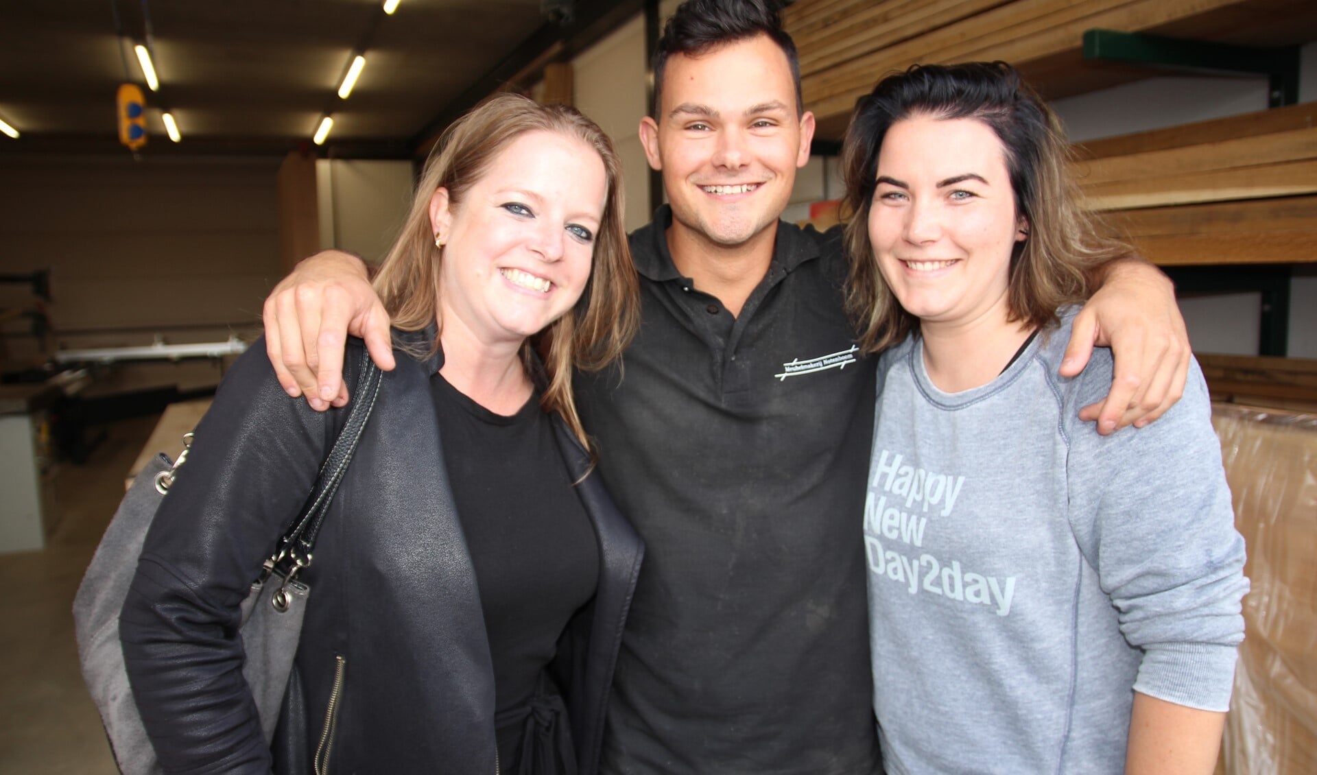 Sven Notenboom temidden van de schoonheidsspecialistes, links Linda en rechts Tamara. 