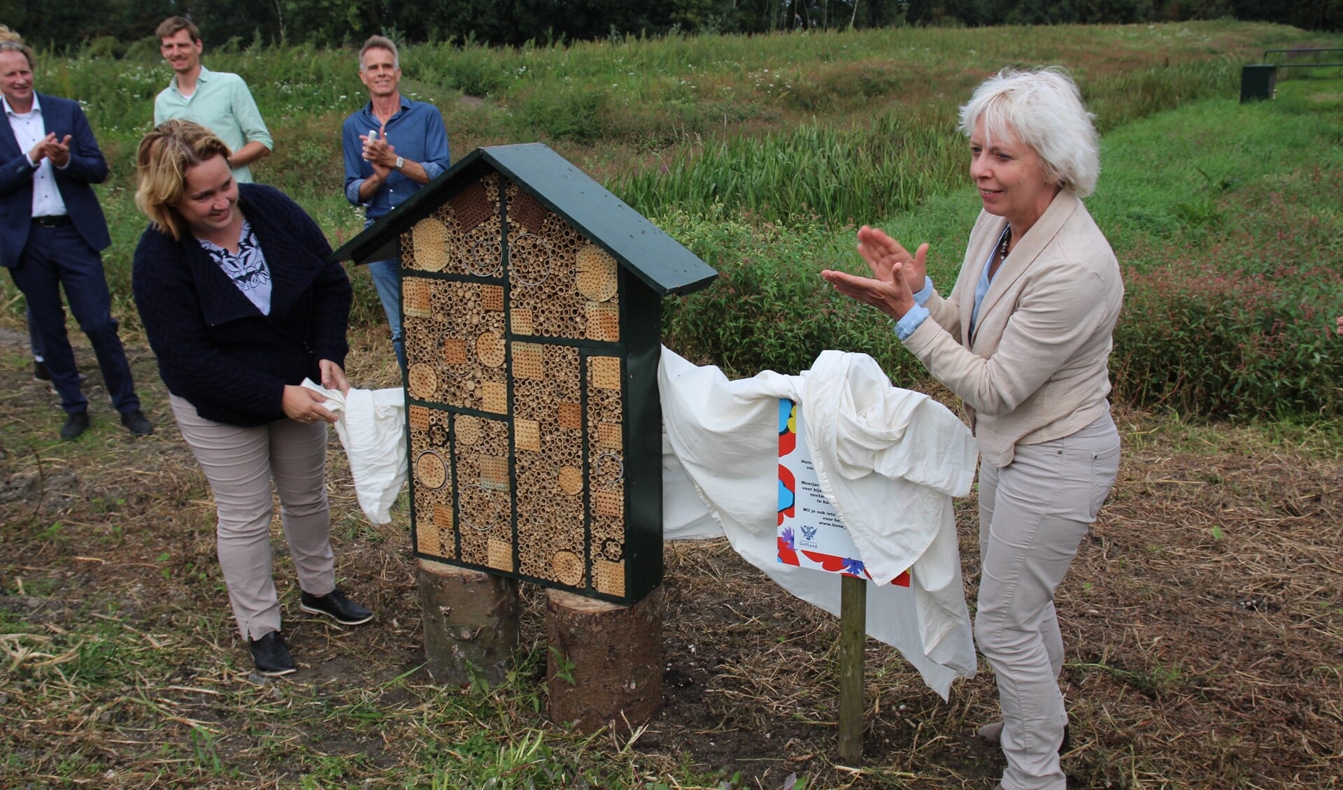 Ilona Jense en Antoinette Jans onthullen het bijenhotel bij de Honey Highway. 